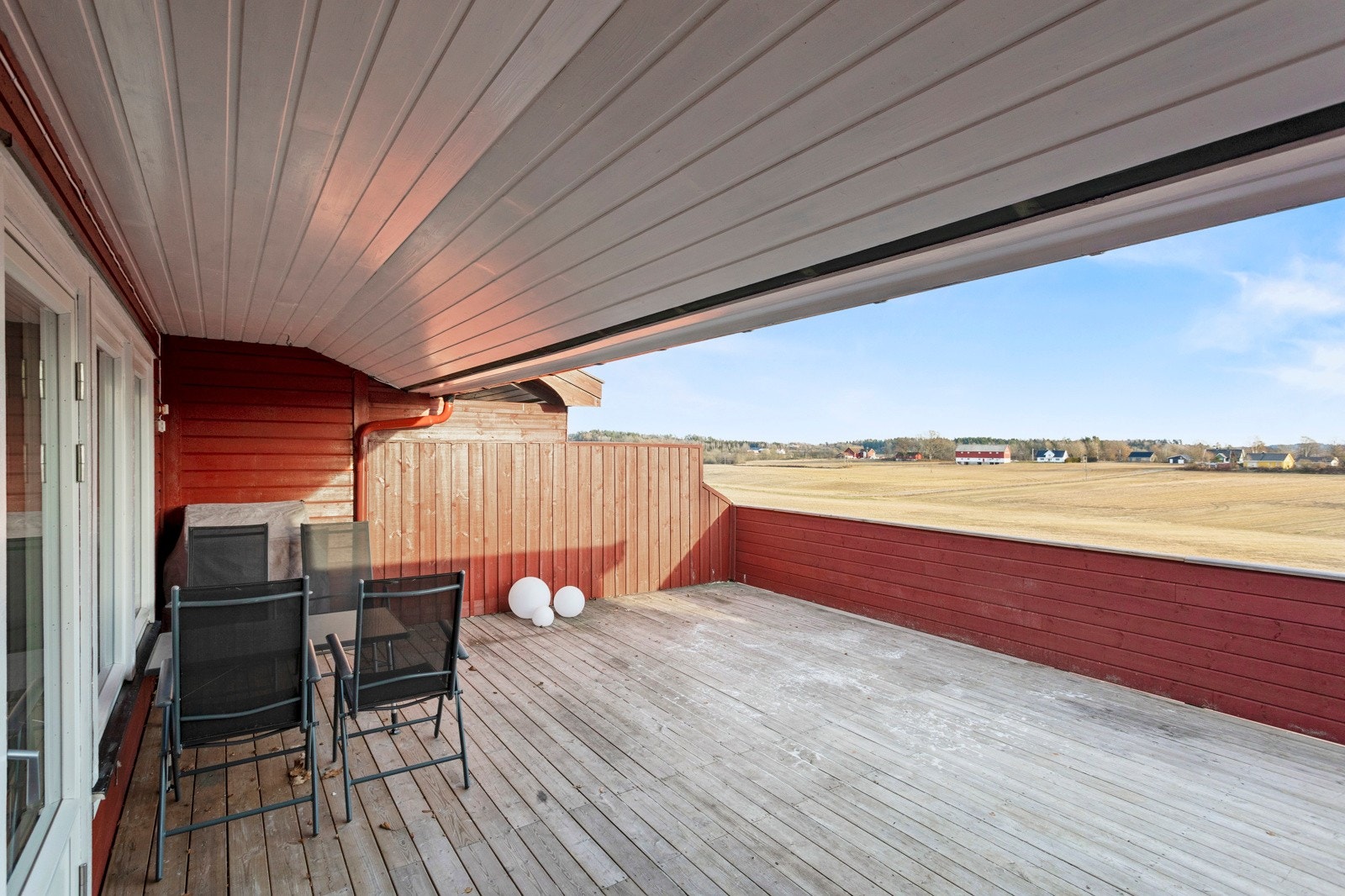 Stor terrasse med utsikt over omgivelsene Galleribilde