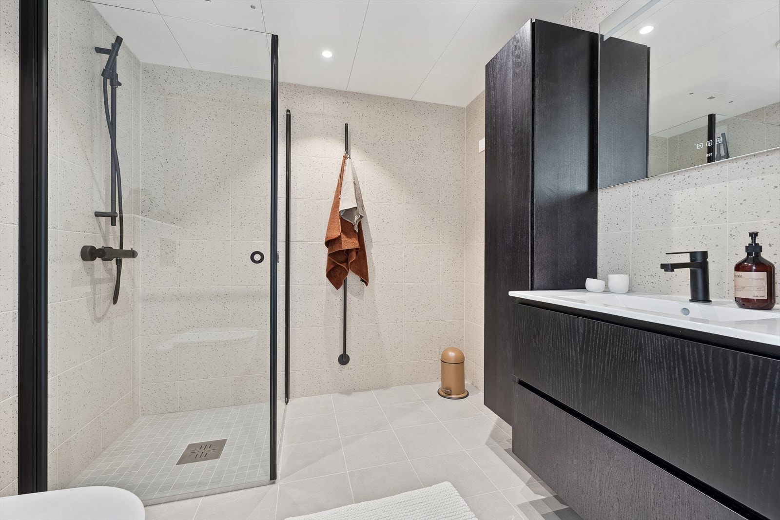 Delikat, flislagt bad med varme i gulv Galleribilde