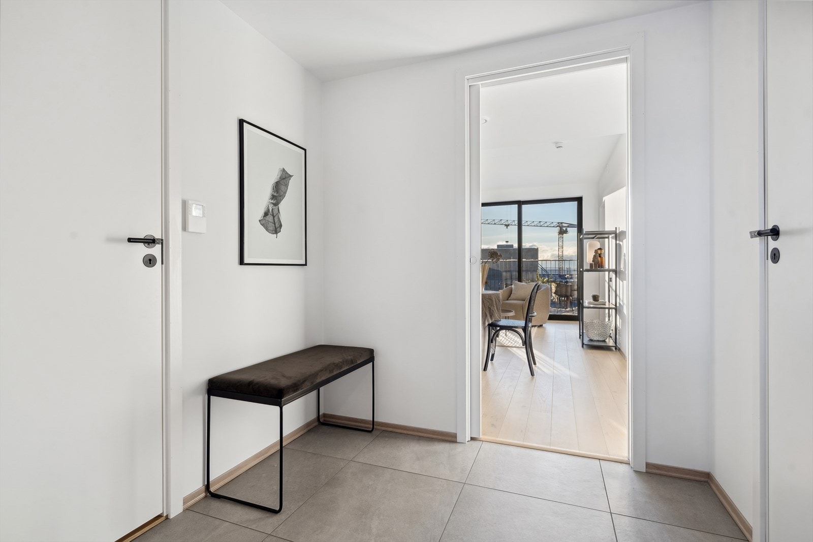 Romslig entrè med skapplass. Bod/ teknisk rom til venstre, bad til høyre Galleribilde