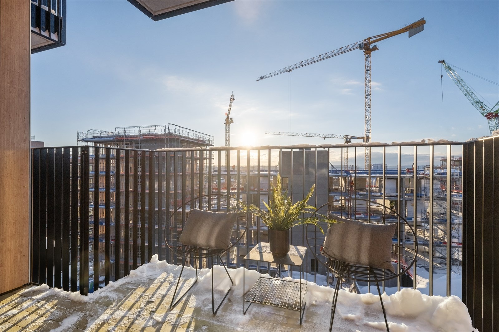 Balkongen er sydvestvendt med meget gode solforhold Galleribilde