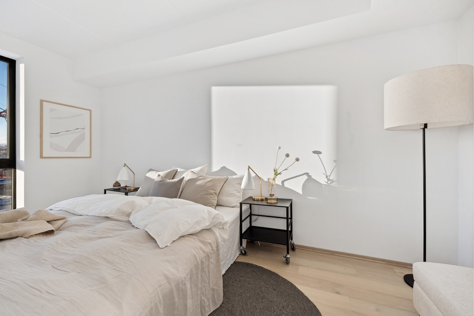 Soverom. God plass til skaprekke på høyre side Galleribilde