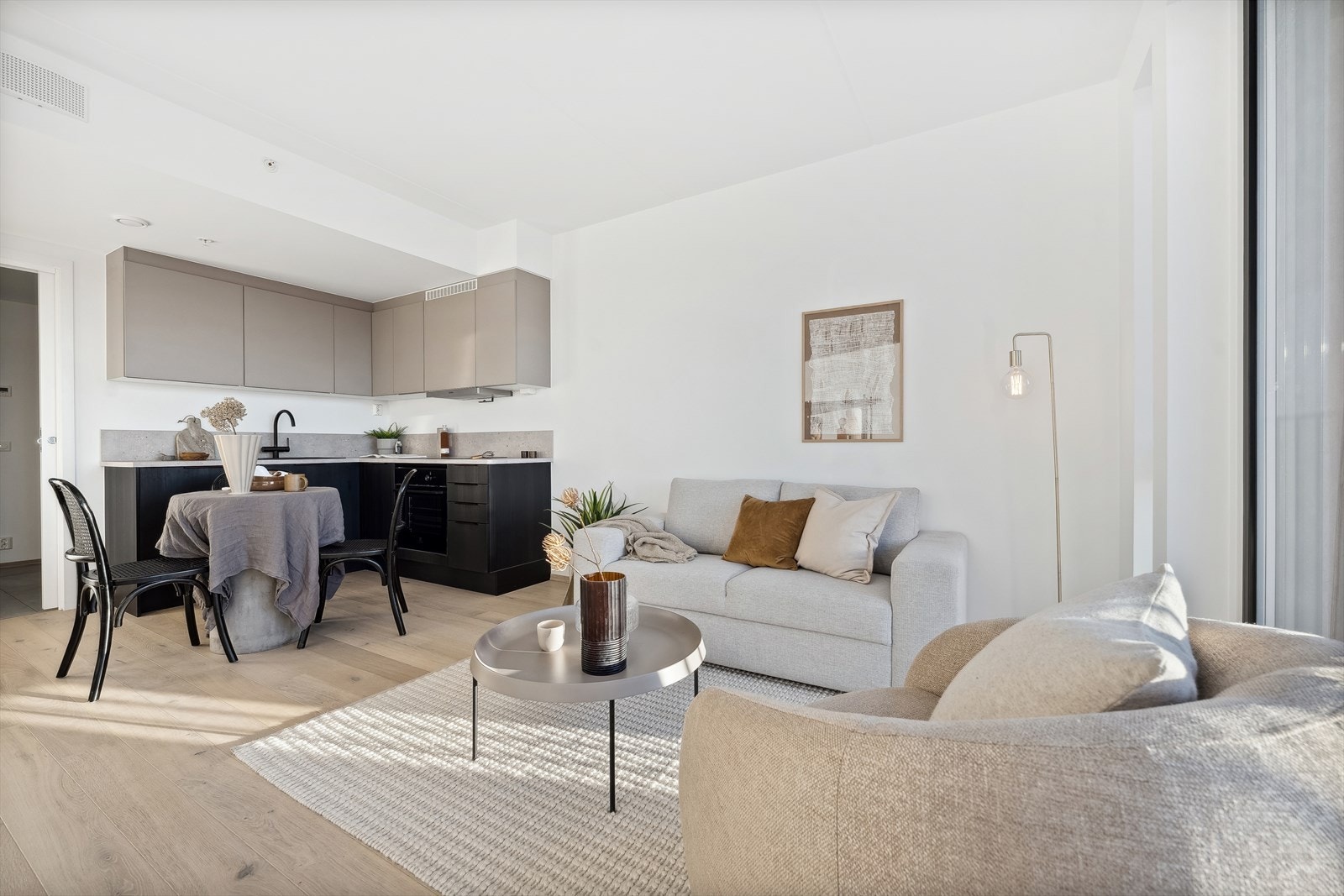 Åpen stue- og kjøkkenløsning med gode møbleringsalternativer Galleribilde