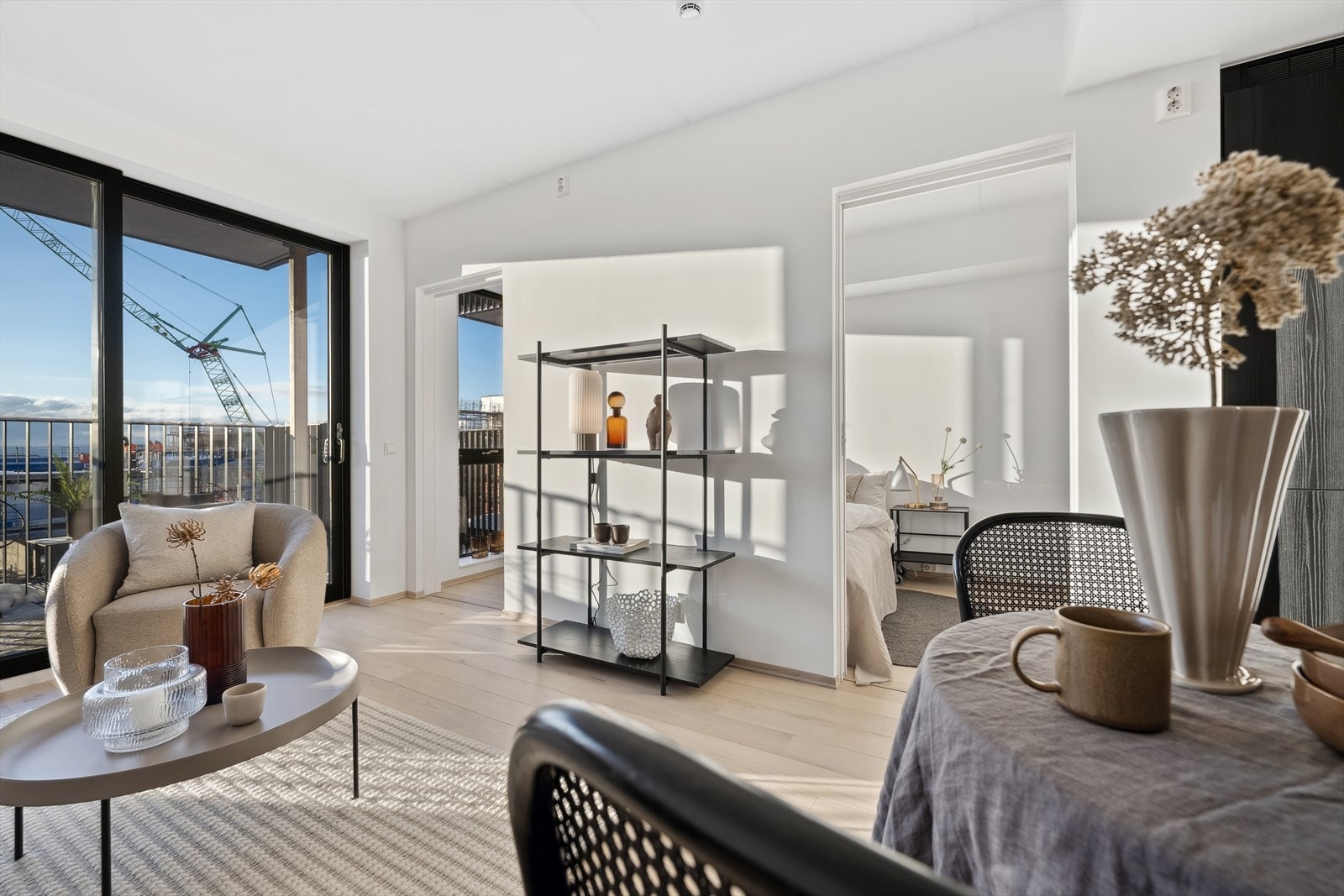 Leiligheten har en gjennomgående god standard over det hele med smakfulle farge- og materialvalg Galleribilde