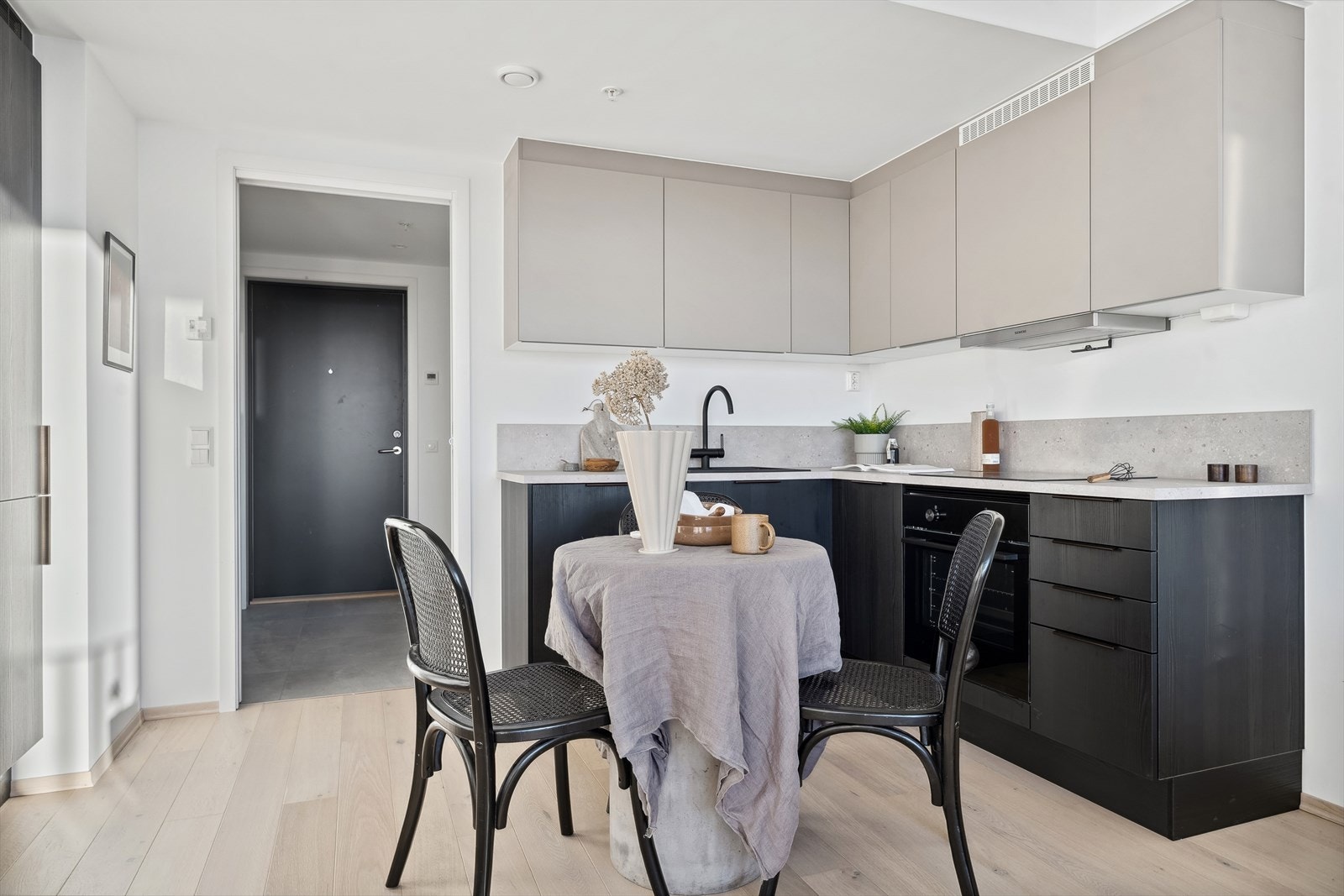 Plass til både sofa- og spisegruppe Galleribilde