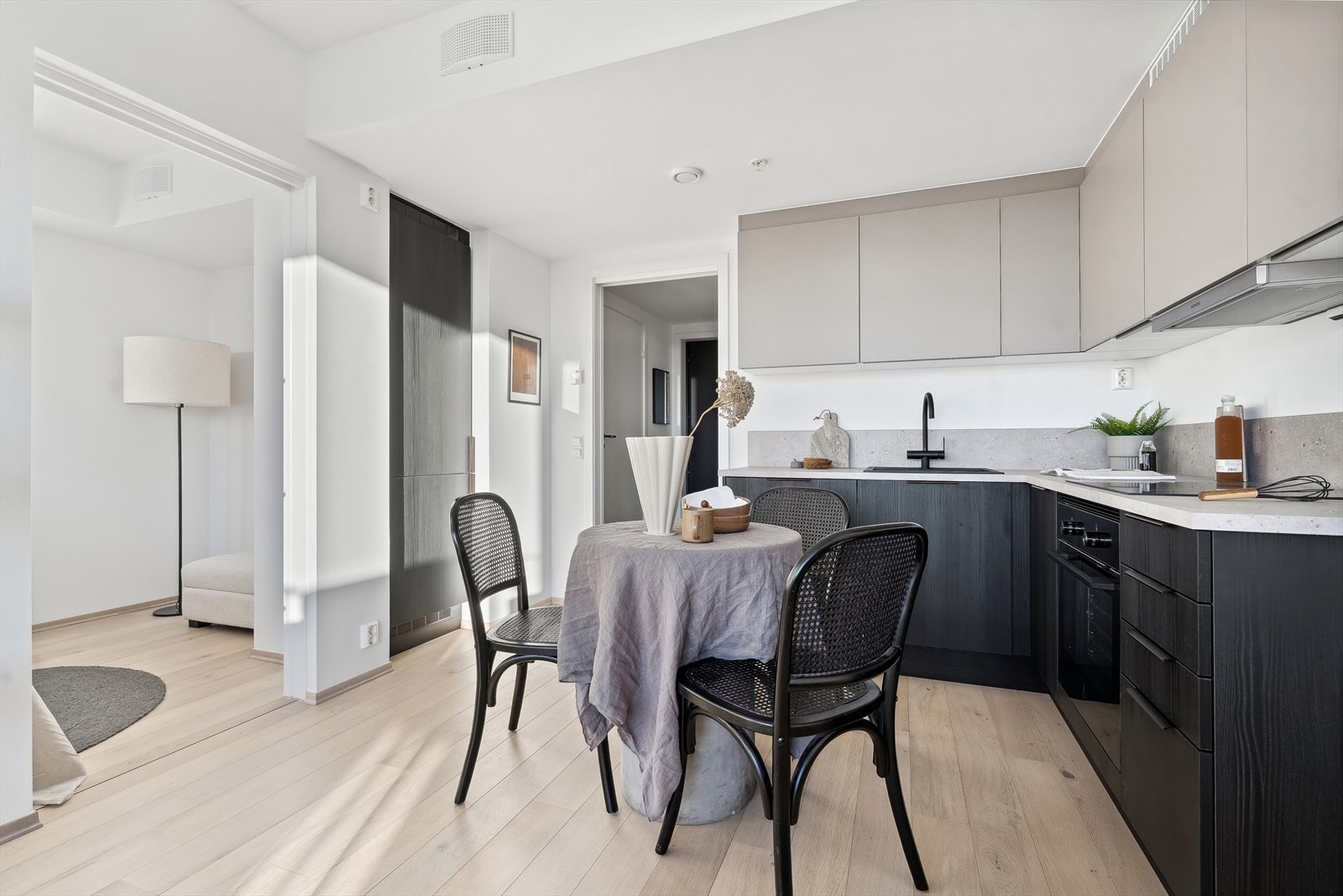 Stilrent kjøkken med integrerte hvitevarer Galleribilde