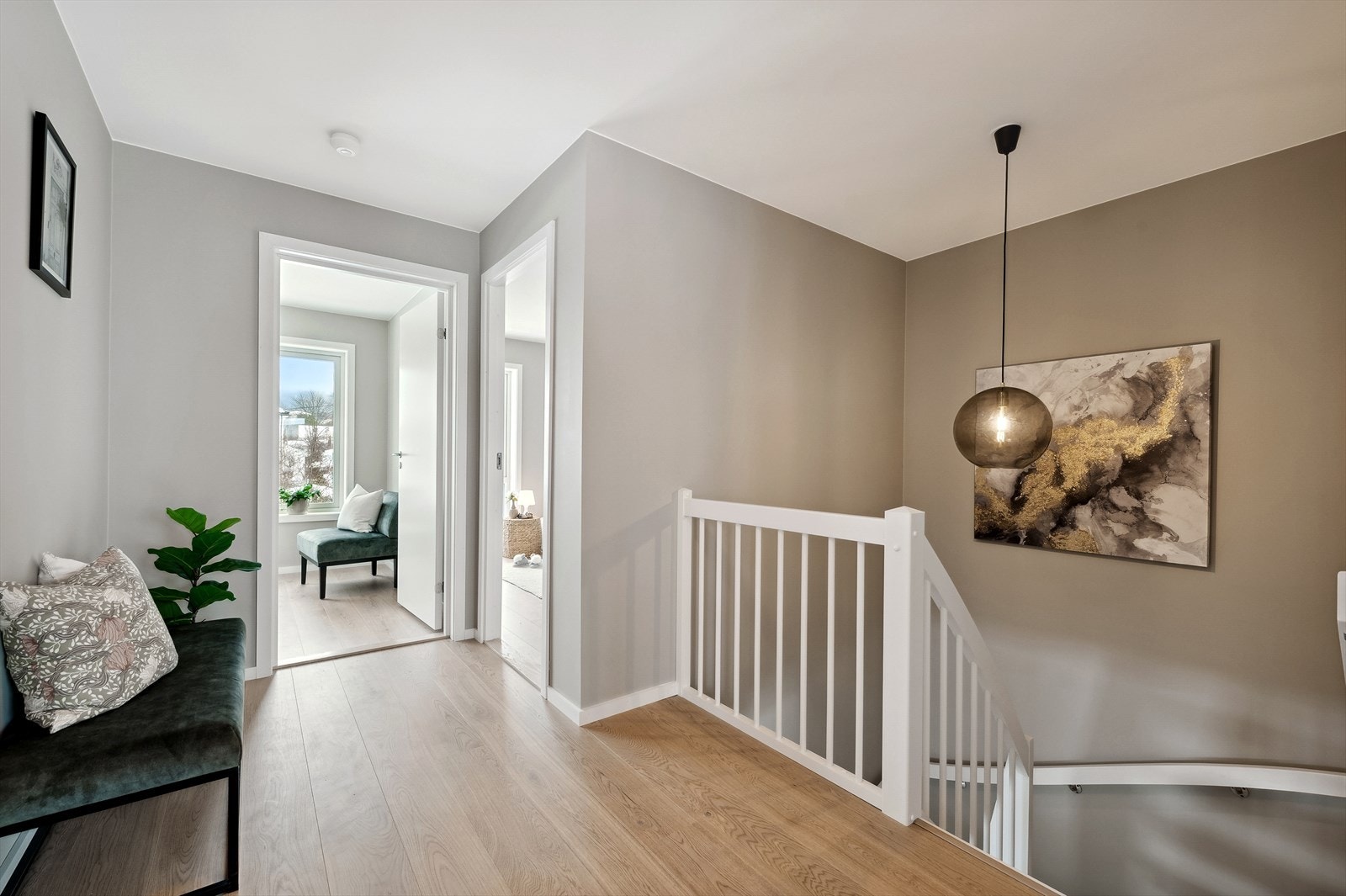 I 2. etasje er det en romslig gang med plass til lagring Galleribilde