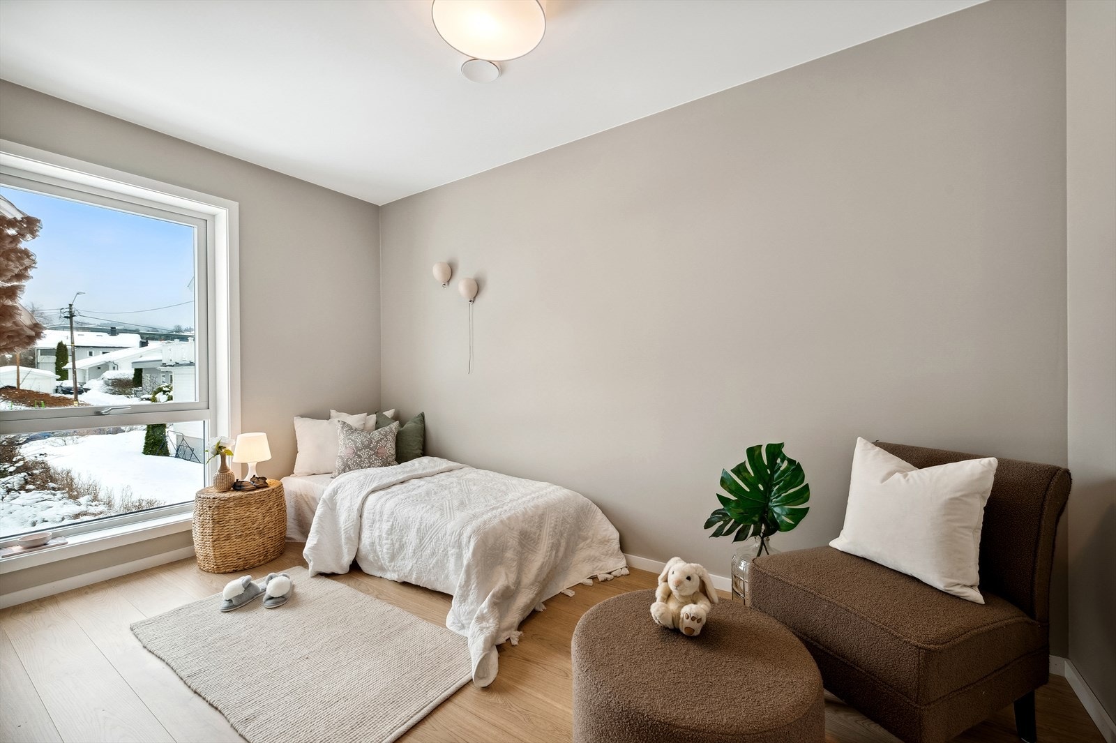Soverom 4 med 1-stavs parkett og slette vegger Galleribilde