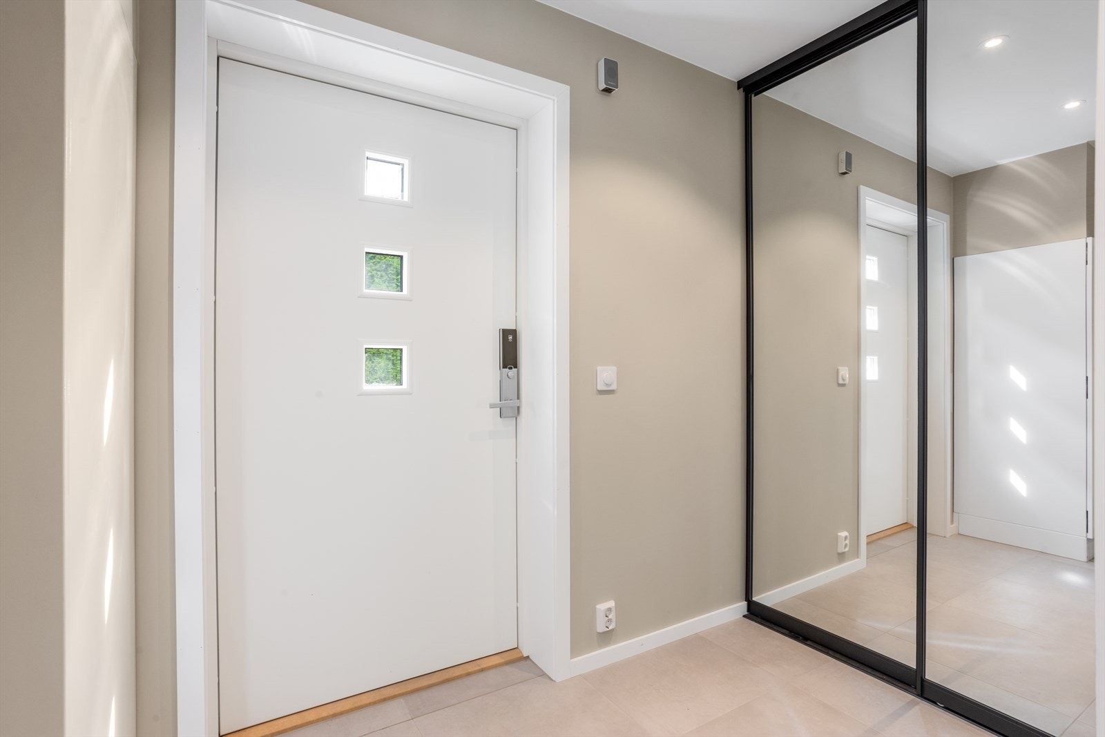 Entré med skyvedørsgarderobe og flislagt gulv med gulvvarme Galleribilde