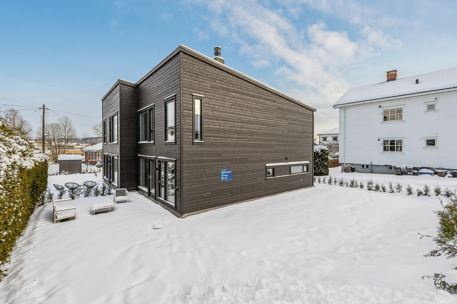 Boligen har en romslig hage med gressplen og solrik tomt Galleribilde