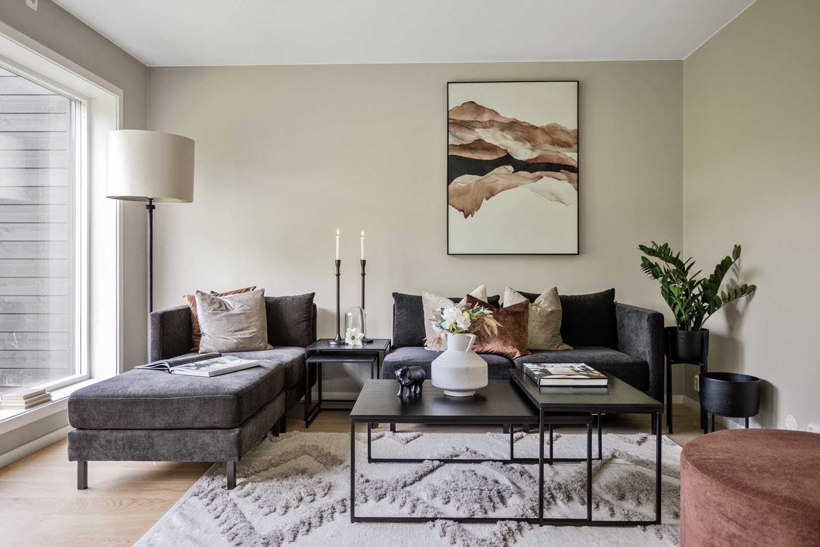 I stuen er det god plass til sofa, konsollbord, eller hva en måtte ønske Galleribilde