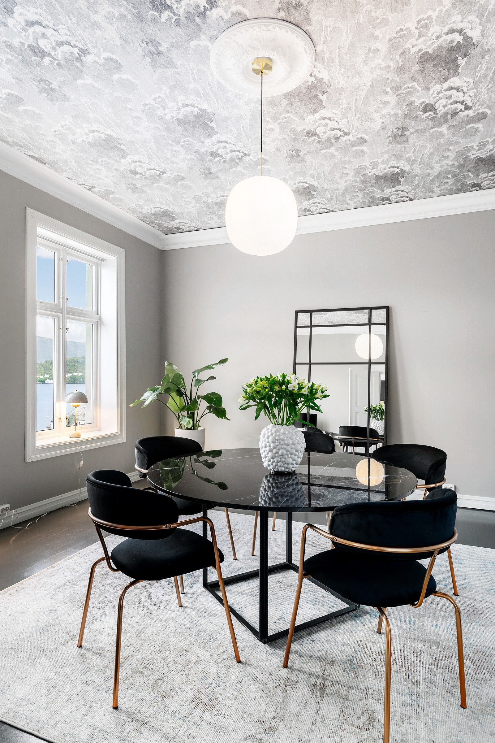Sjekk ut det spennende taket som den kjente artisten Fornasetti har laget! Galleribilde