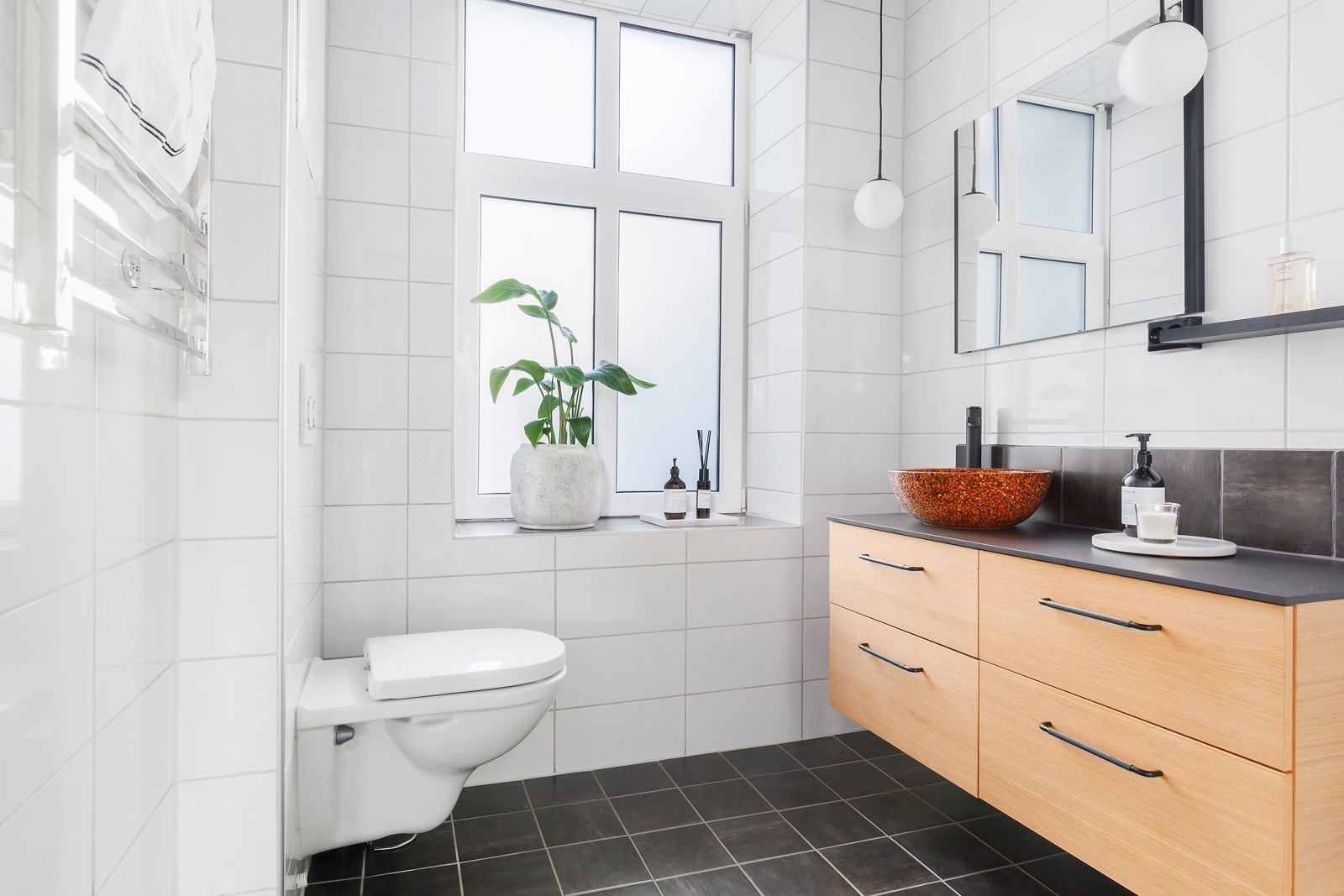 Badet er helfliset fra 2010 og har alt et bad trenger. Galleribilde
