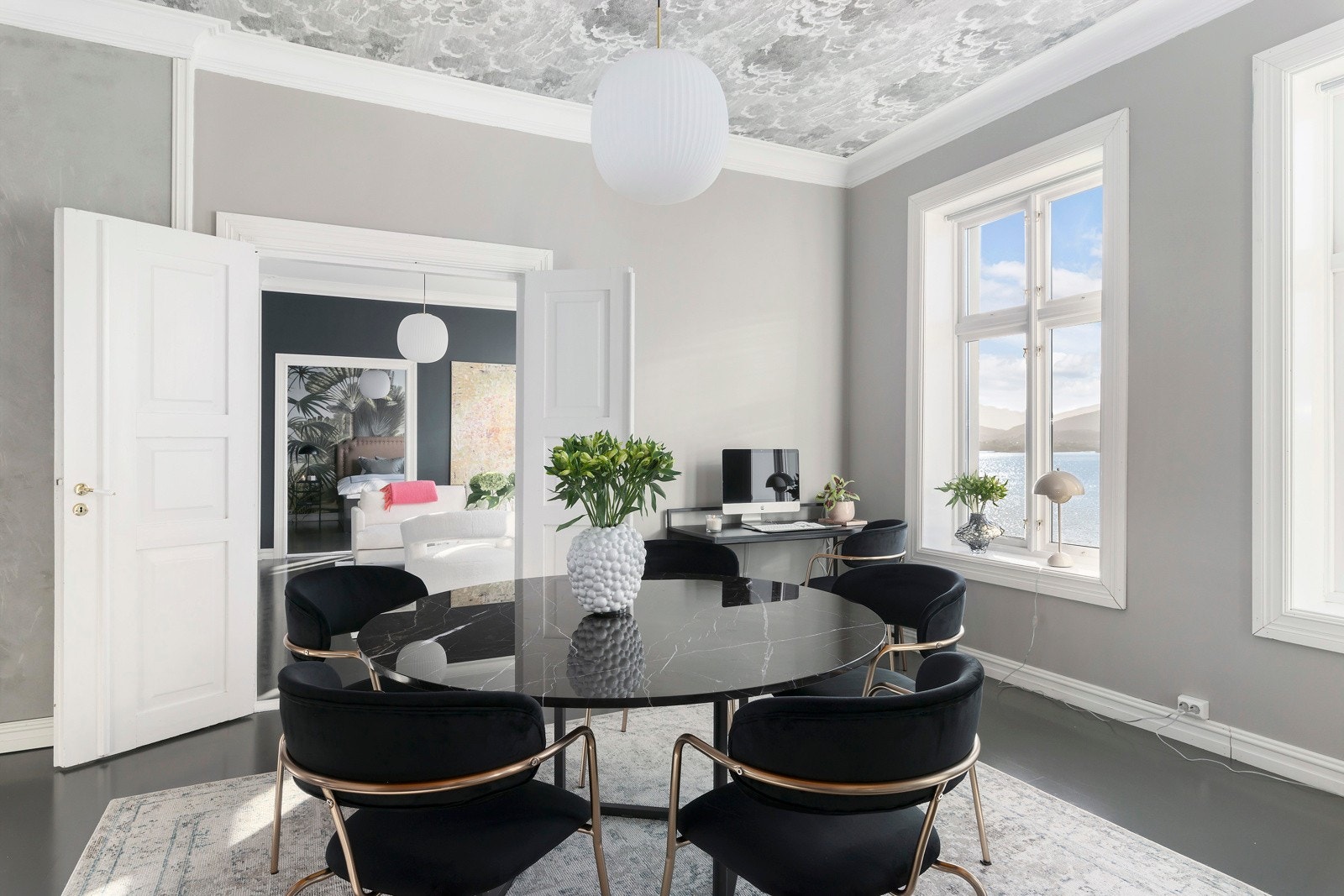 Denne unike leiligheten har tre romslige rom på rekke, hvor de skilles med store lyse foldedører. Galleribilde