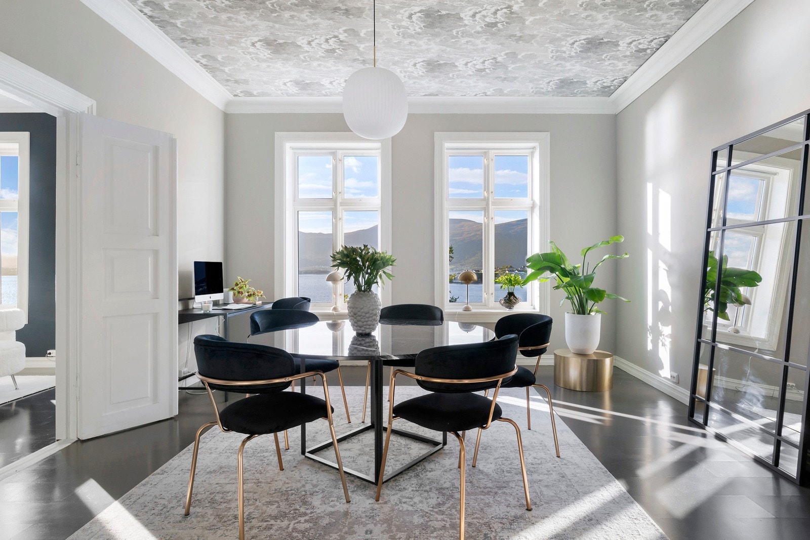 Leiligheten har unik jugendstil med stukkatur, rosetter og svært god takhøyde! Galleribilde