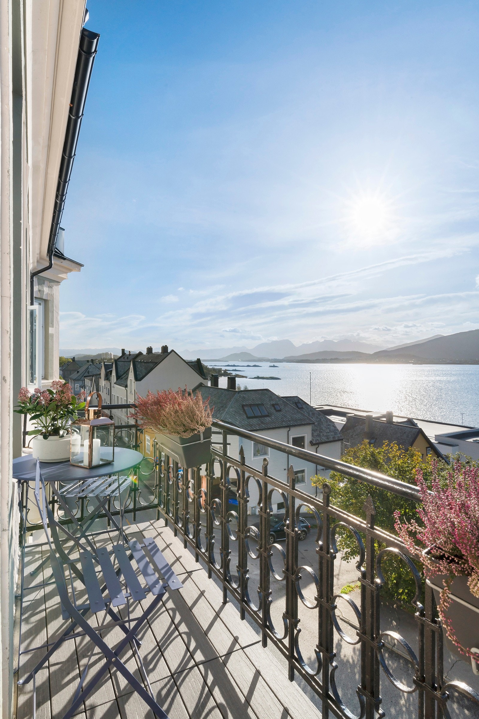 Her ser vi hele Borgundfjorden med Sunnmørsalpene i bakgrunnen. Galleribilde