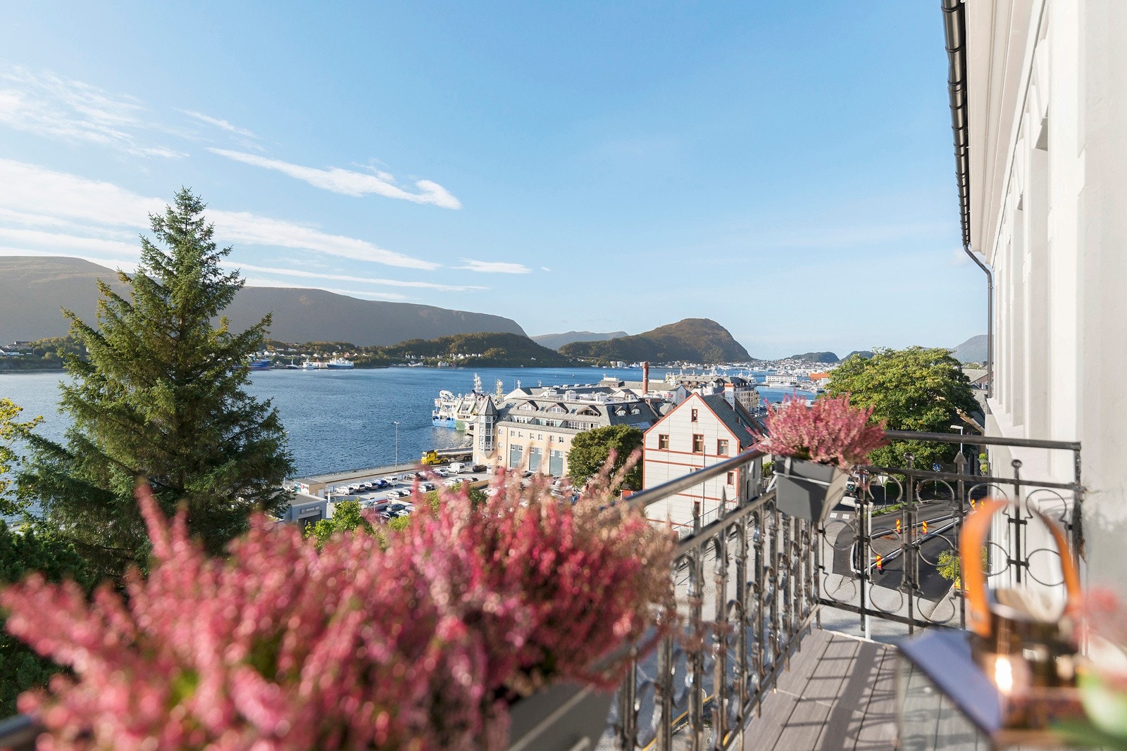 Sjekk den fantastiske panoramautsikten fra balkongen. Galleribilde