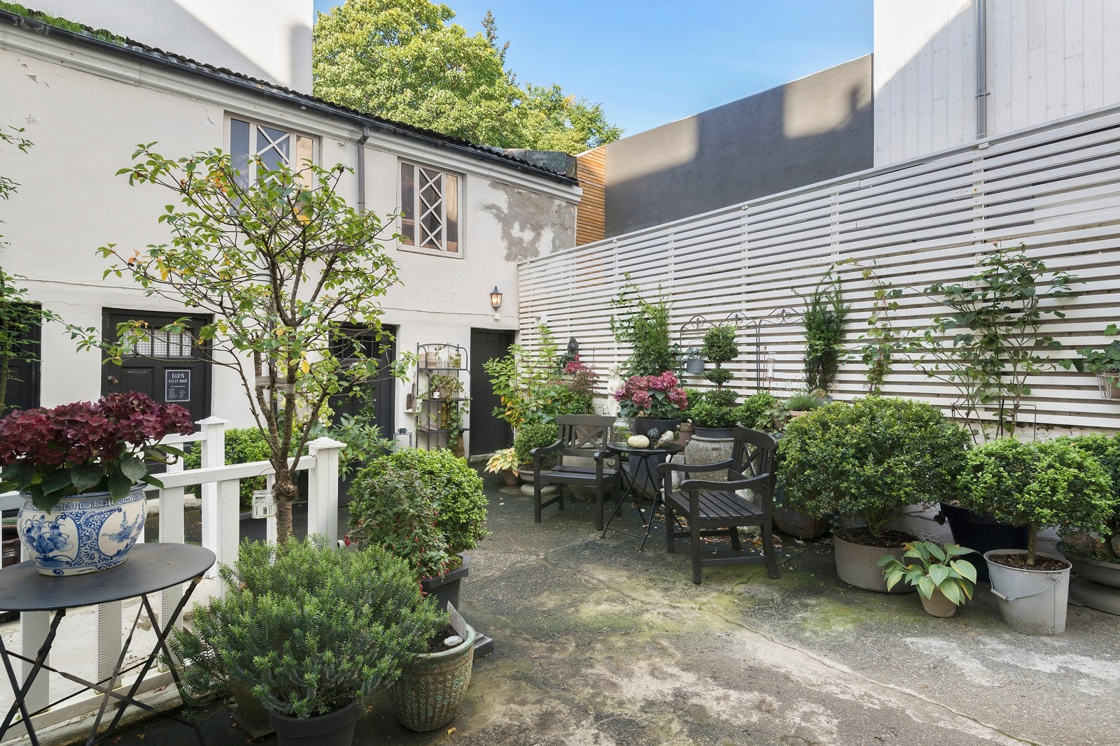 Den har flotte fellesarealer i bakgården, i tillegg til en bod her ute. Galleribilde