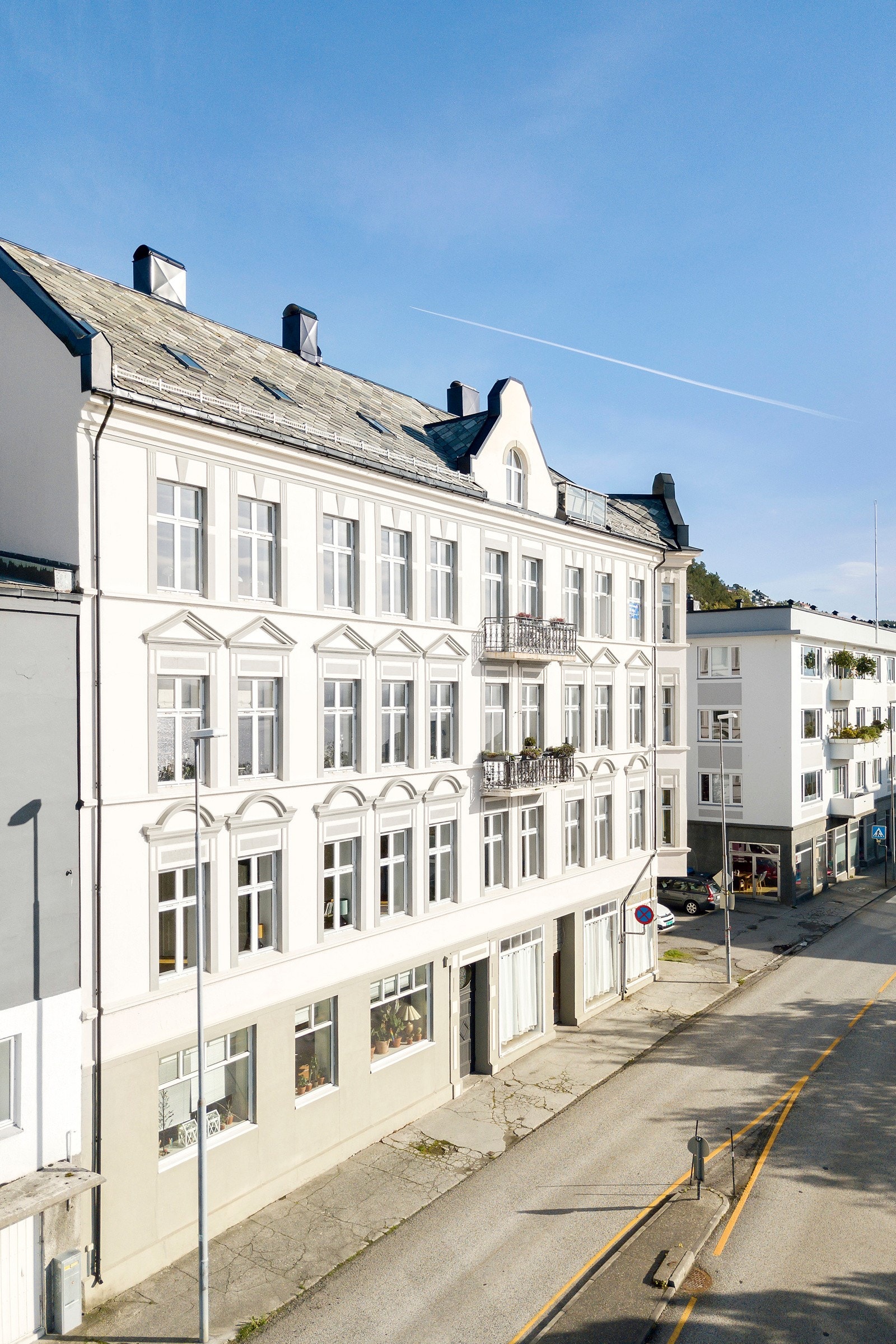 Leiligheten er beliggende i 4. etasje i denne æreverdige bygården fra 1907. Galleribilde
