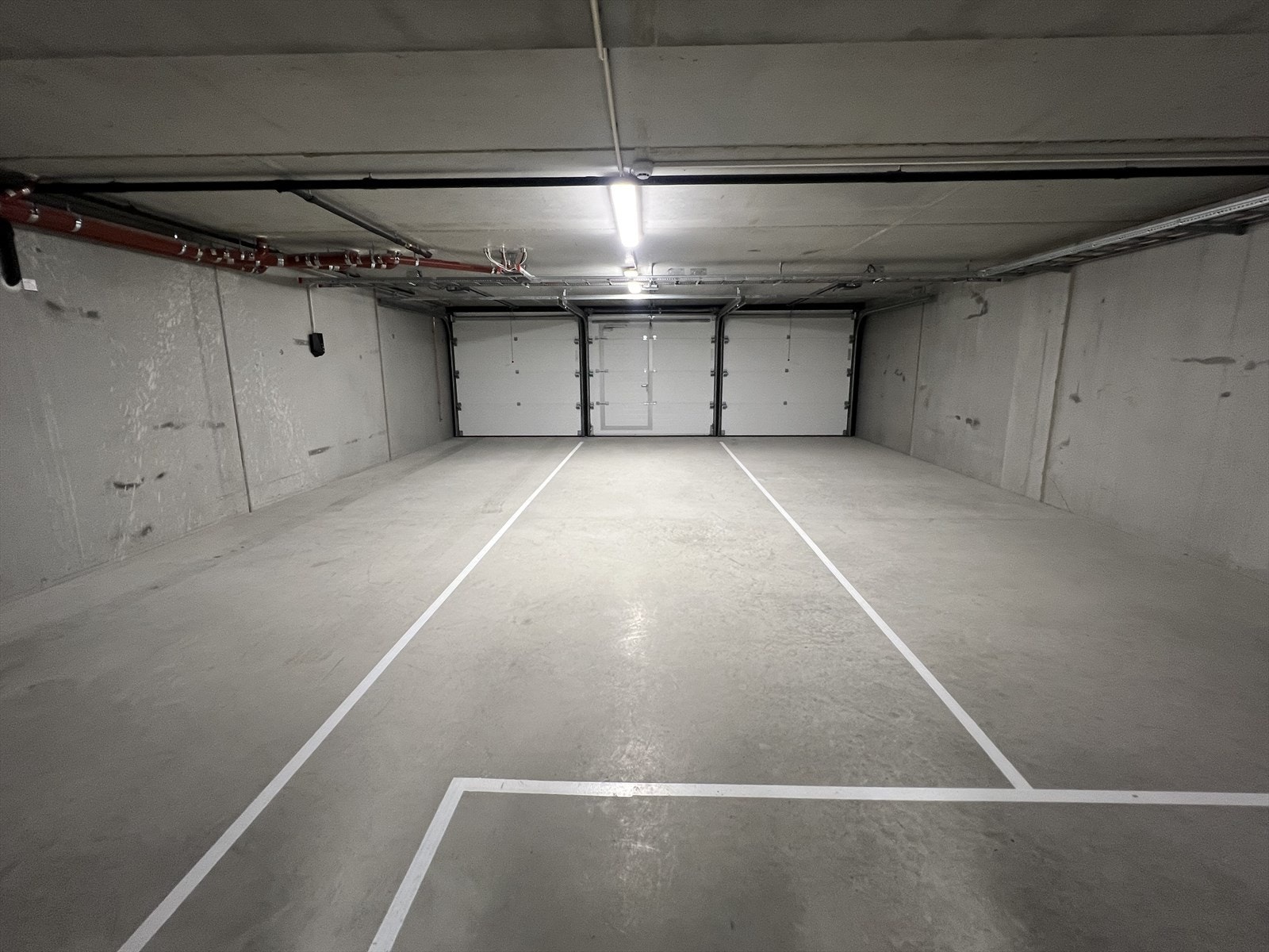 Bilde av parkeringsplassen. 2 plasser i rekke. Galleribilde