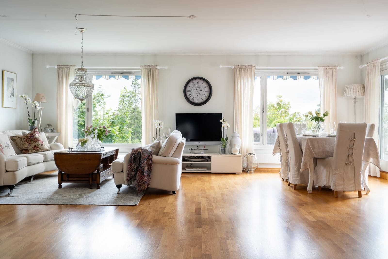 Stuen får rikelig med naturlig lys fra de store vindusflatene. Galleribilde