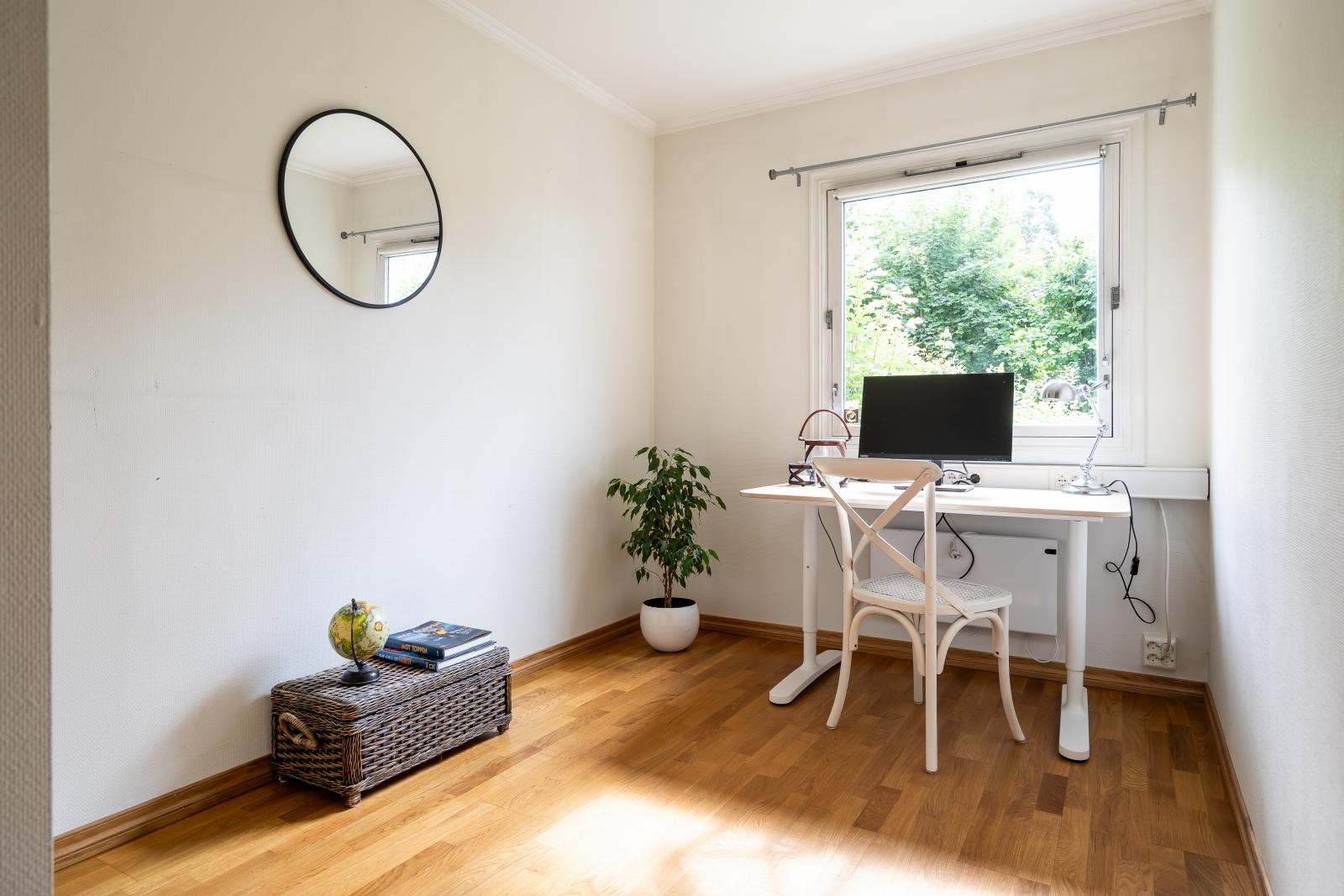 Eget kontor innerst i fløyen. Kontoret og soverommene har flott eikeparkett på gulvene og store vindusflater som gir godt med sollys inn. Galleribilde