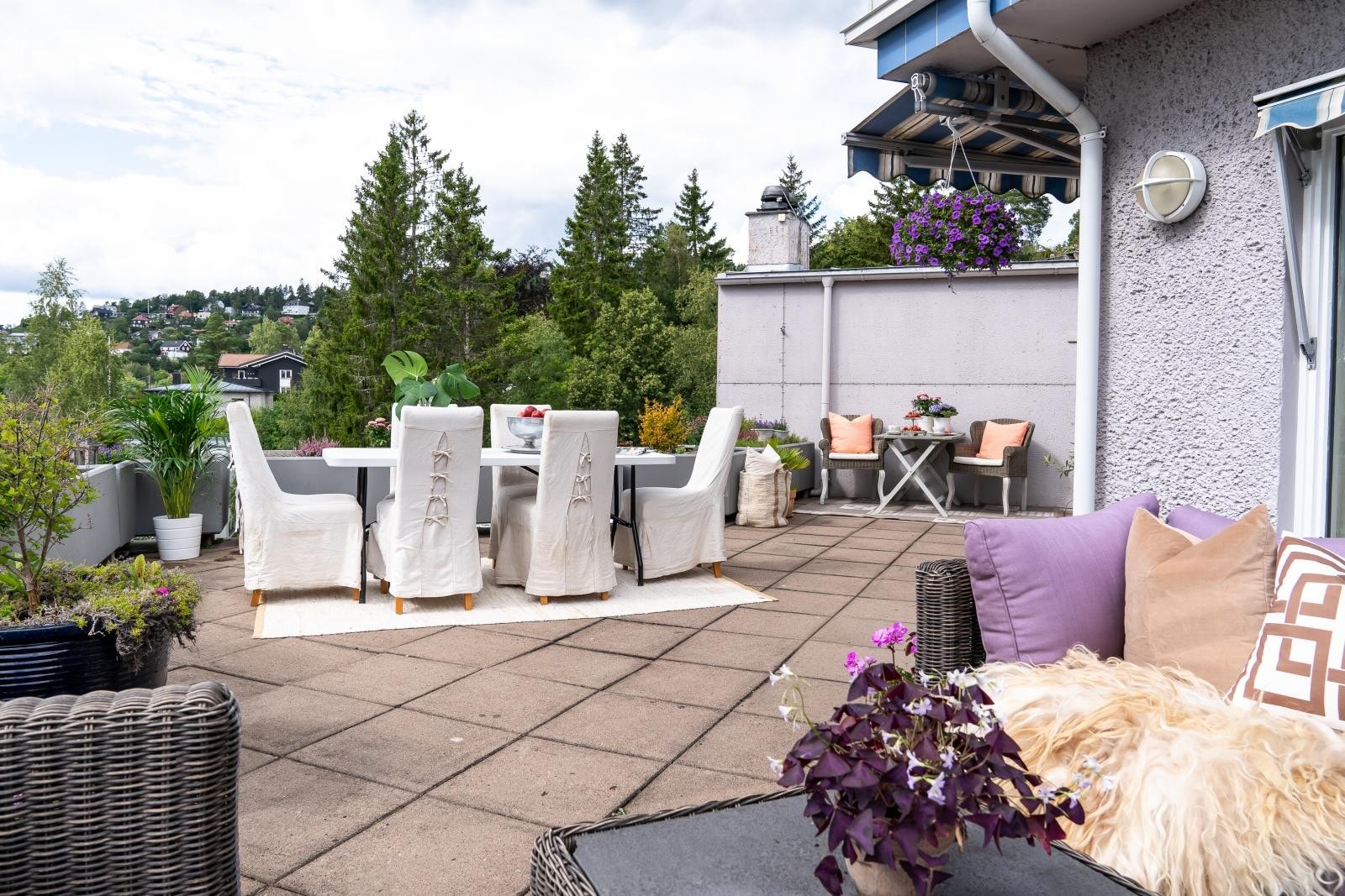 Uteplassen blir en herlig forlengelse av stuen i sommerhalvåret. Galleribilde