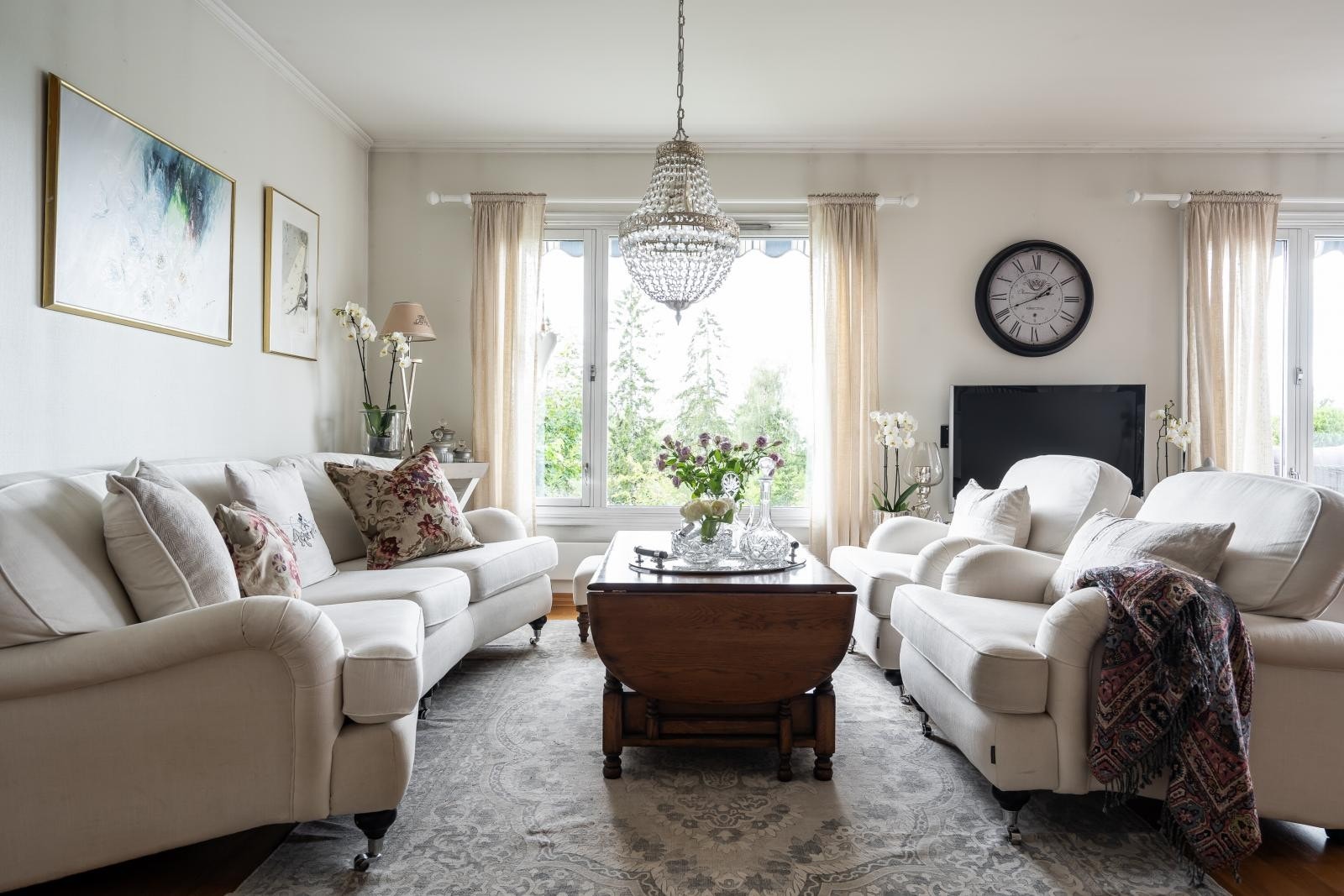 Velkommen til Frognerseterveien 50. En representativ og unik hjørneleilighet med en helt privat og solrik terrasse på 50 kvm, garasje med elbillader og peis i et attraktivt og tilbaketrukket område på Slemdal. Galleribilde