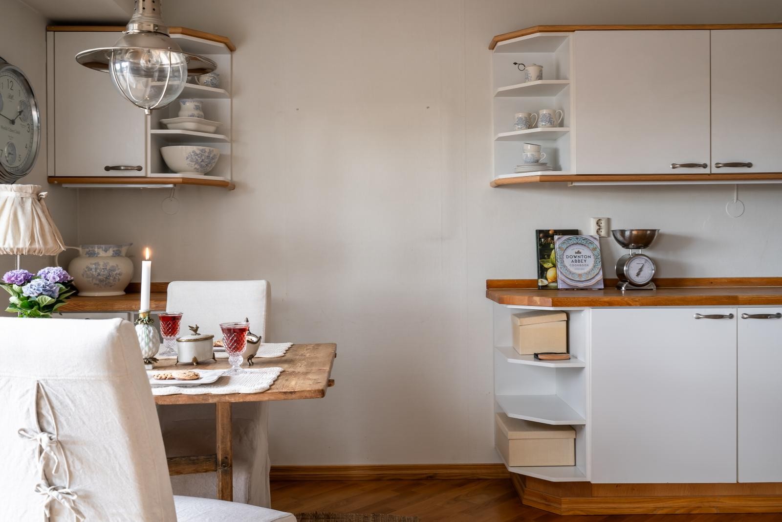 Det er god plass til et spisebord på kjøkkenet, perfekt til hverdager. Galleribilde