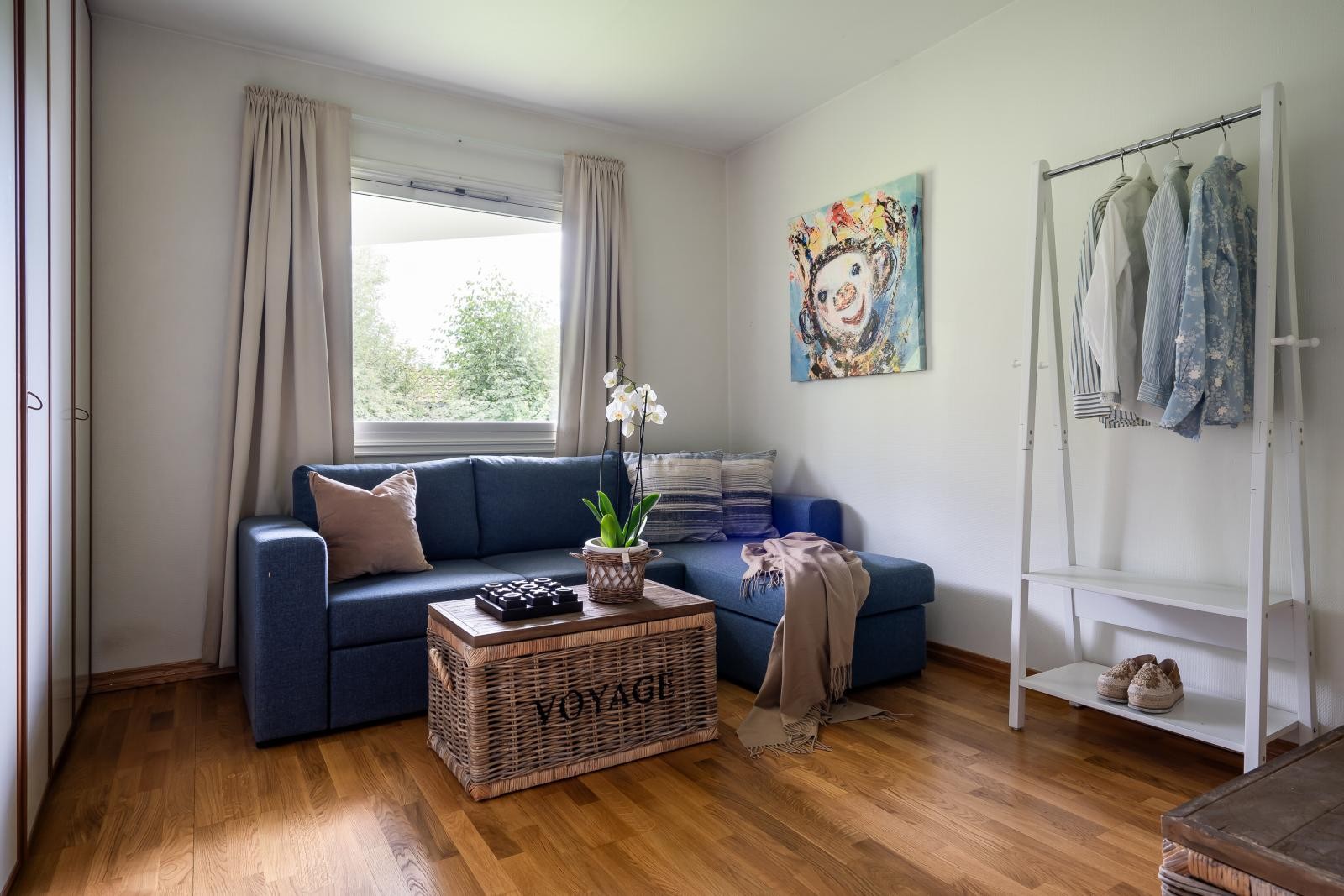 Soverom 2 er et fint barnerom eller gjesterom. Det er god plass til soveromsmøblement og garderobeskap på rommet. Galleribilde