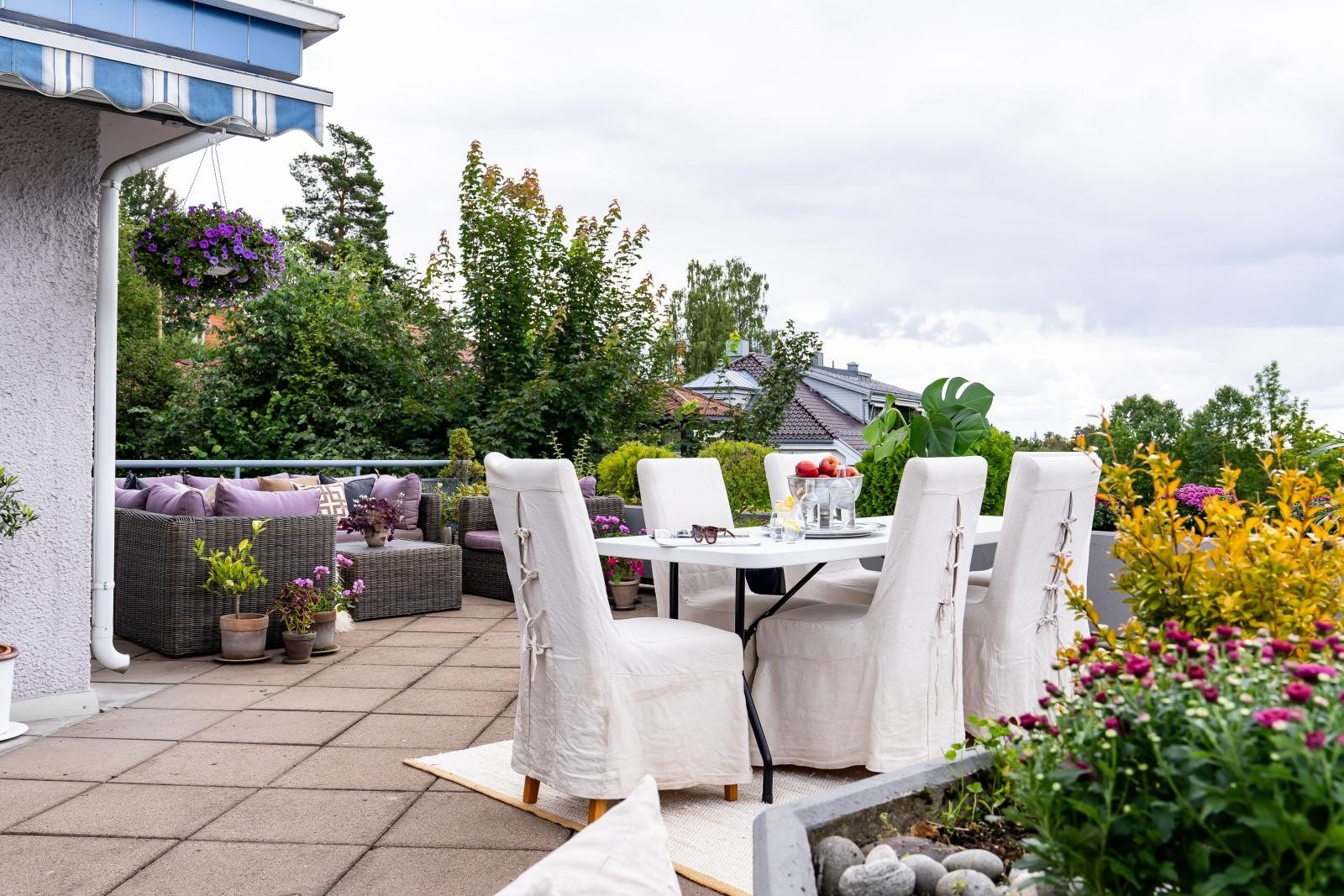 Fra terrassen har man flott utsyn mot grønne omgivelser. Galleribilde