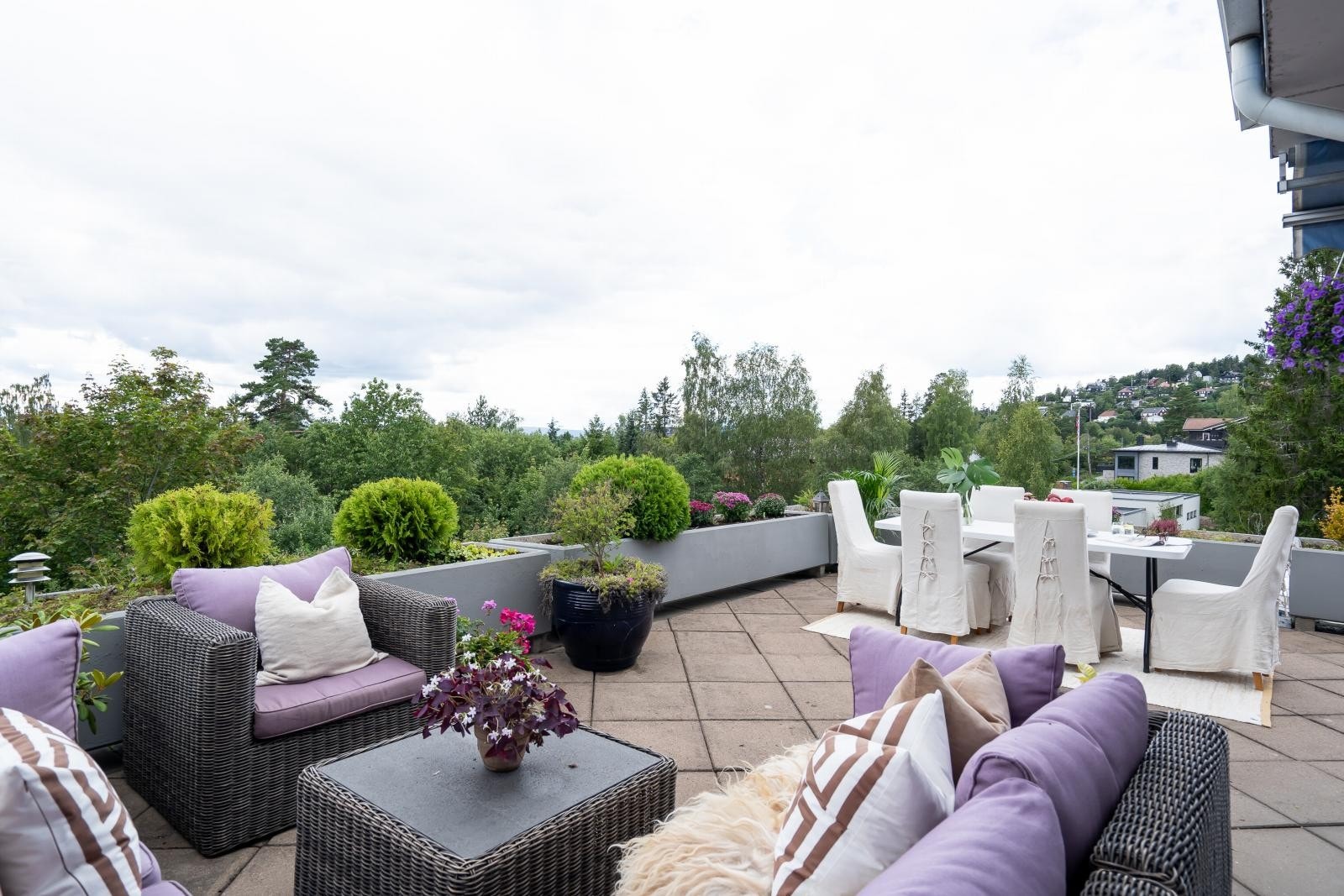 Terrassen er sydvestvendt som gir muligheten til å nyte lange sommerdager med sol store deler av dagen. Galleribilde