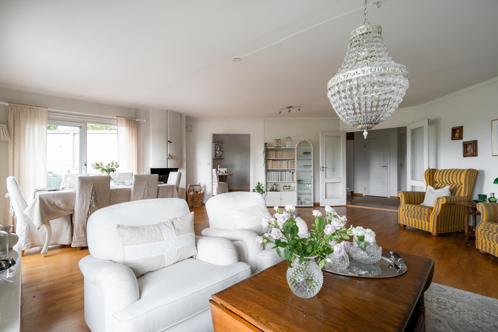 Stuen har en praktisk planløsning som enkelt lar seg innrede med både sofagruppe, mediemøblement og spisebord. Galleribilde