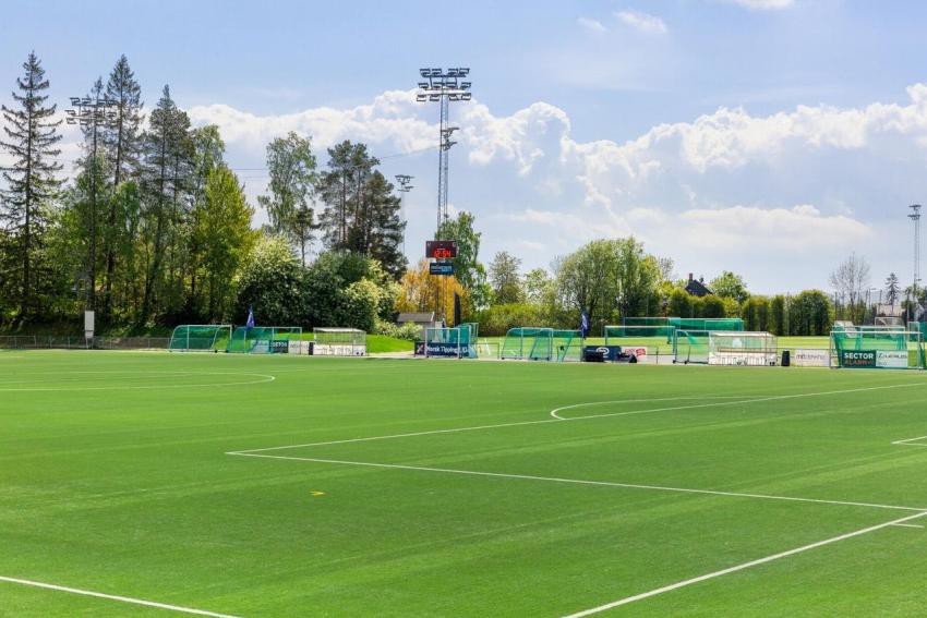 Gressbanen har et stort tilbud for barn og voksne, med skøyteis på vinterstid og fotballbane på sommer- og vinterstid. Galleribilde