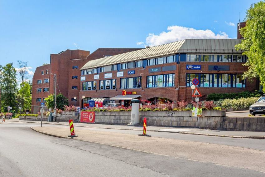 Få minutters gange til Slemdal med bl.a. T-bane, dagligvareforretningen Extra, kles- og interiørbutikker, legesenter og tannlege. Galleribilde