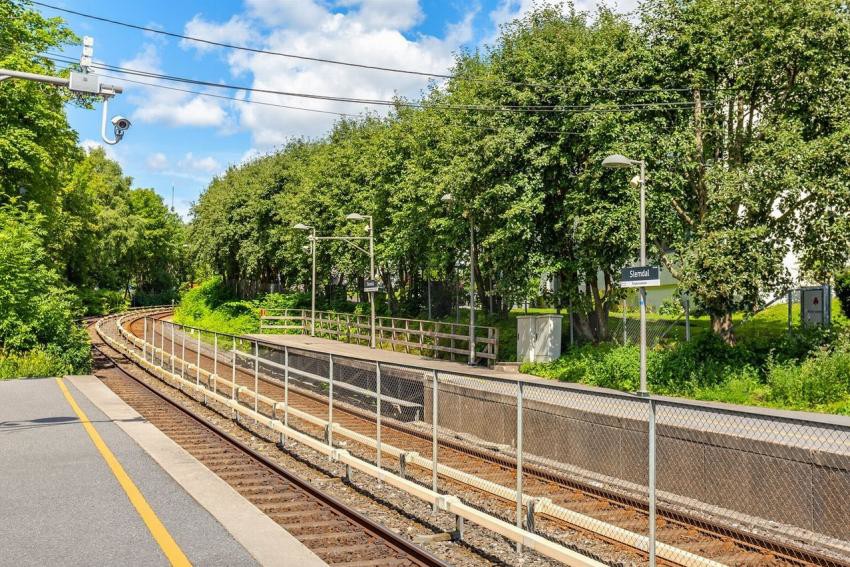 Kort vei til Slemdal T-banestasjon med hyppige avganger som tar deg raskt ned til Majorstuen eller opp til Frognerseteren. Galleribilde