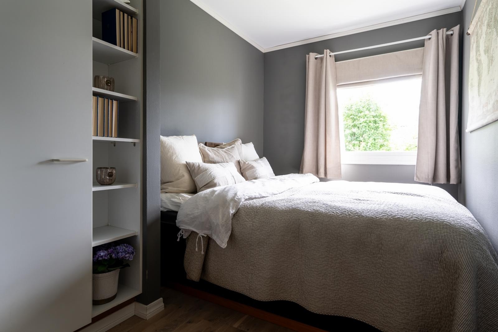 Romslig hovedsoverom med god plass til dobbeltseng, nattbord og garderobeløsning. Galleribilde