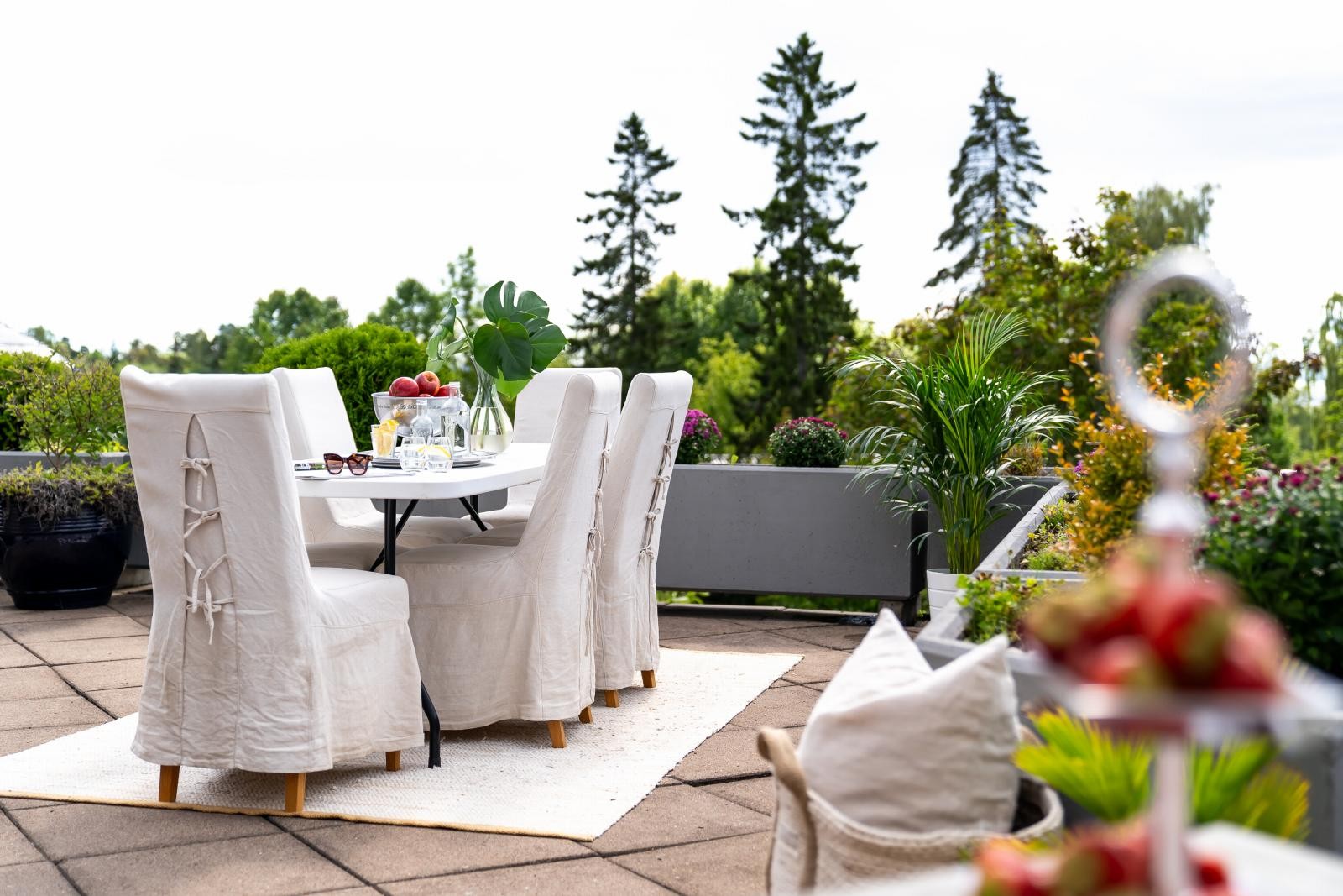 På den herlige terrassen er det optimale sorforhold. Selger opplyser om nydelige solforhold fra ca. klokken 08.30 til 21.30 i sommerhalvåret. Galleribilde