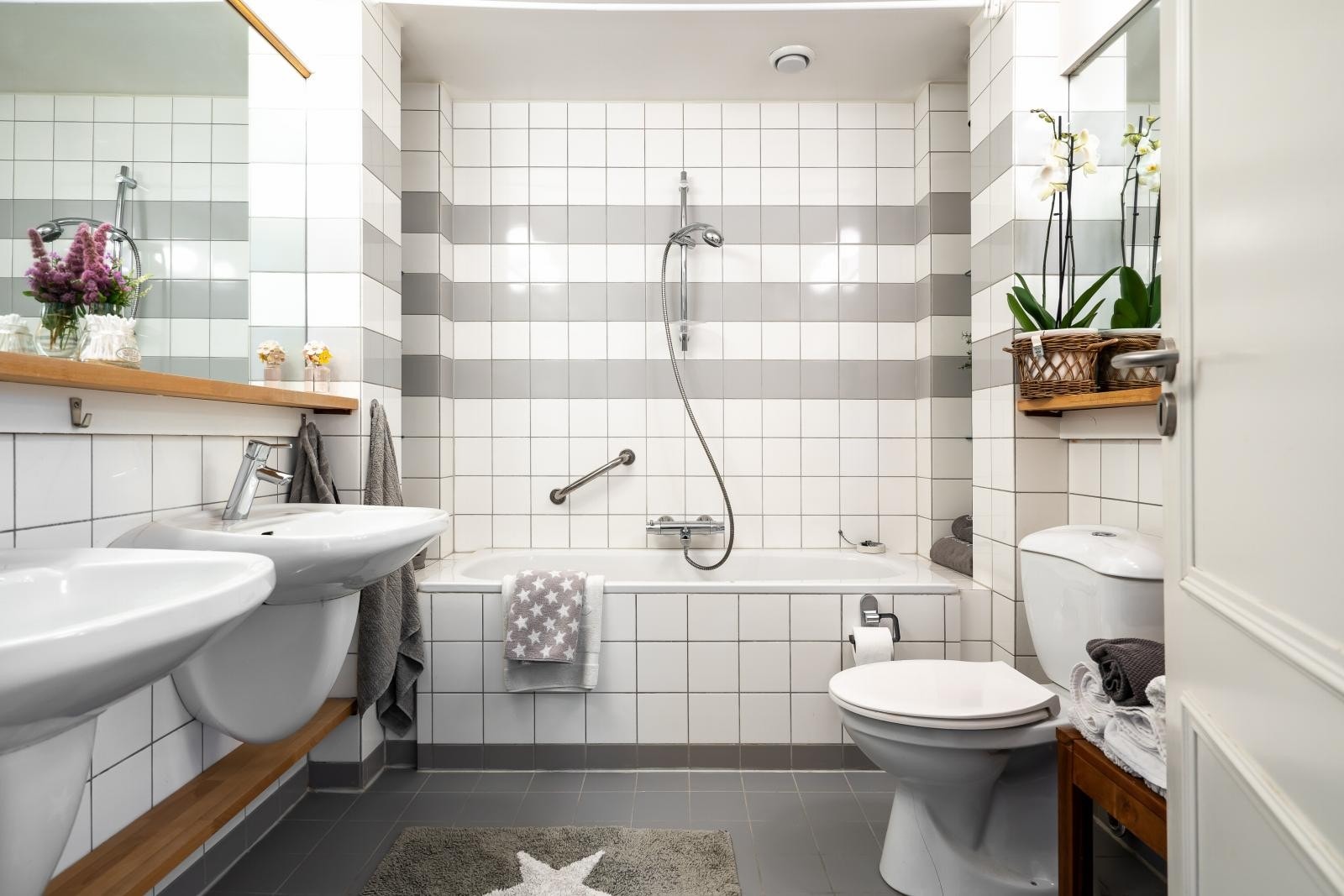 Leilighetens hovedbad har flislagte overflater. Galleribilde