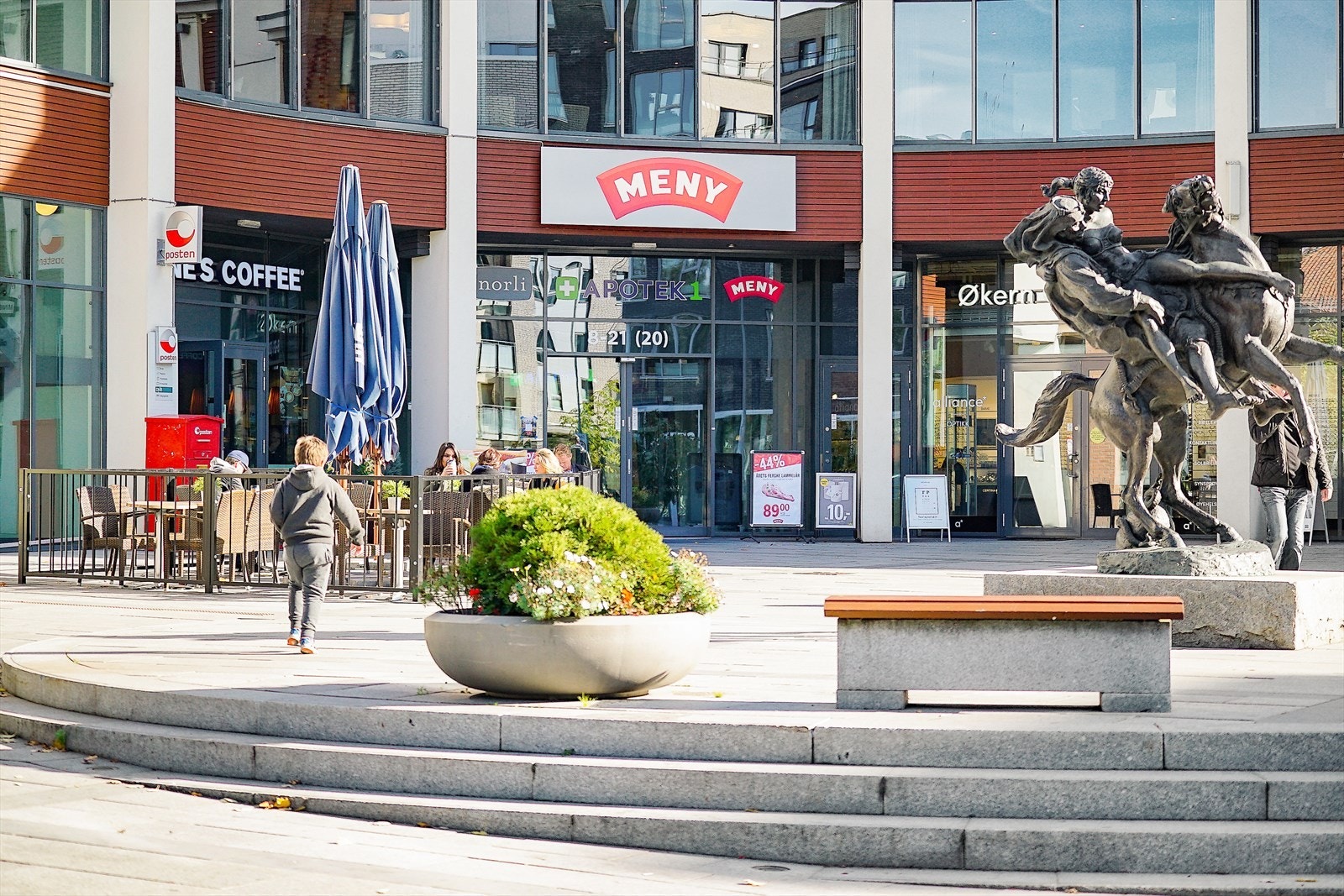 Løren Torg med ulike butikker og kafeer. Galleribilde