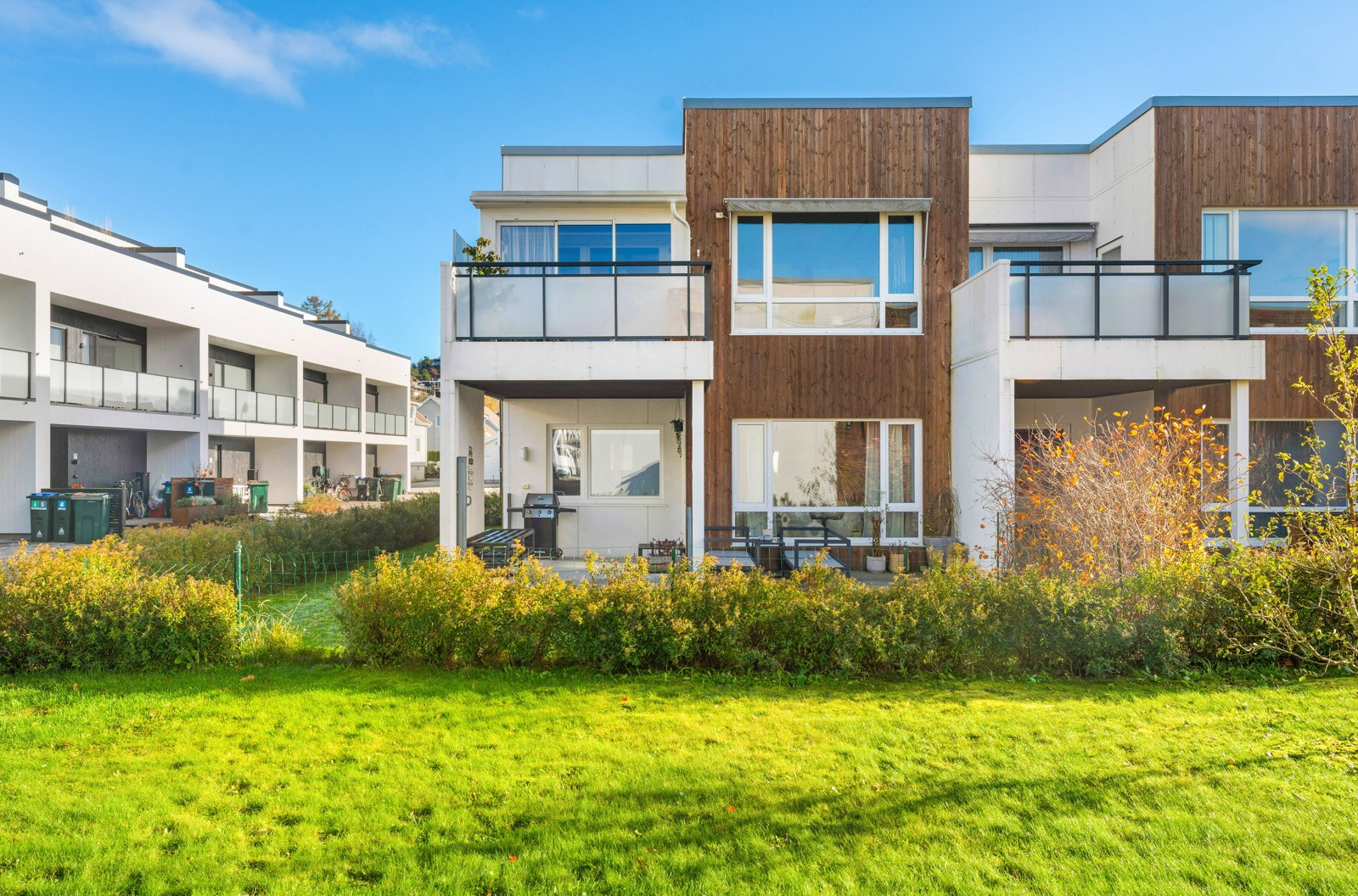 NYE VESTNES - Moderne og innbydende endeleilighet med alt på en flate og hyggelig uteområde - Carport og bod!