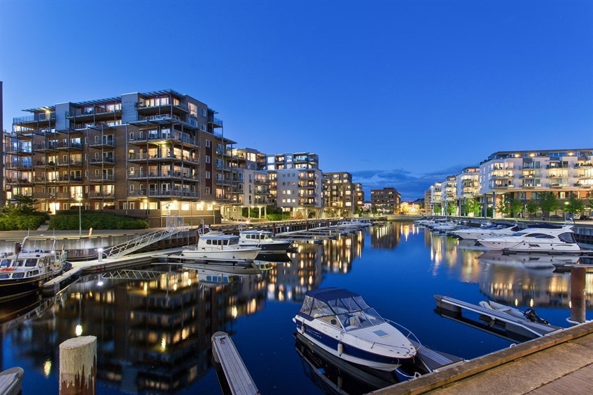 Rosenborgbassenget med båtmarina ligger mellom leiligheten og senteret på Solsiden. Galleribilde