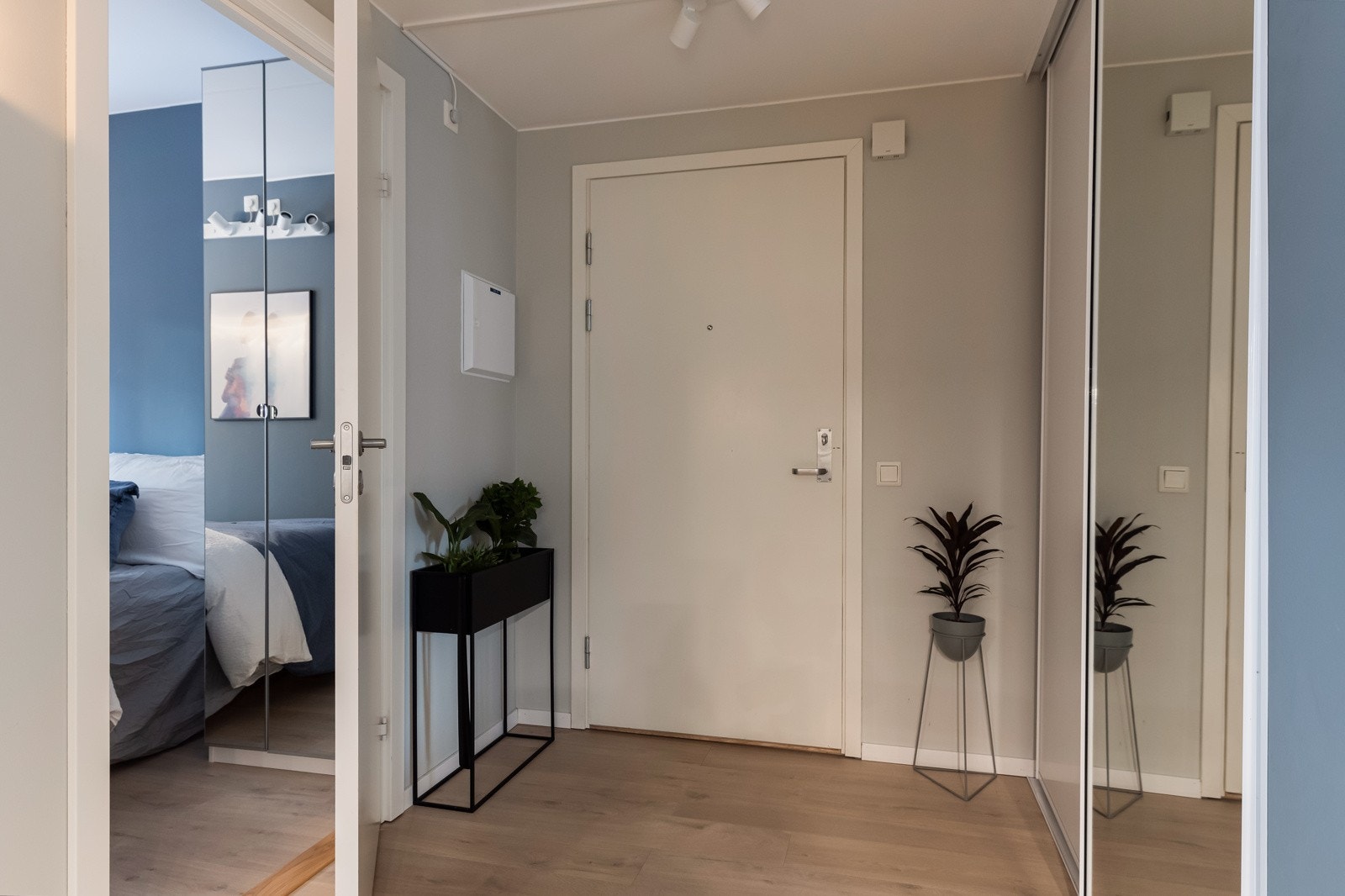 I 2018 ble leiligheten oppgradert med mye ny belysning, garderobe i gang og solskjerming. Galleribilde