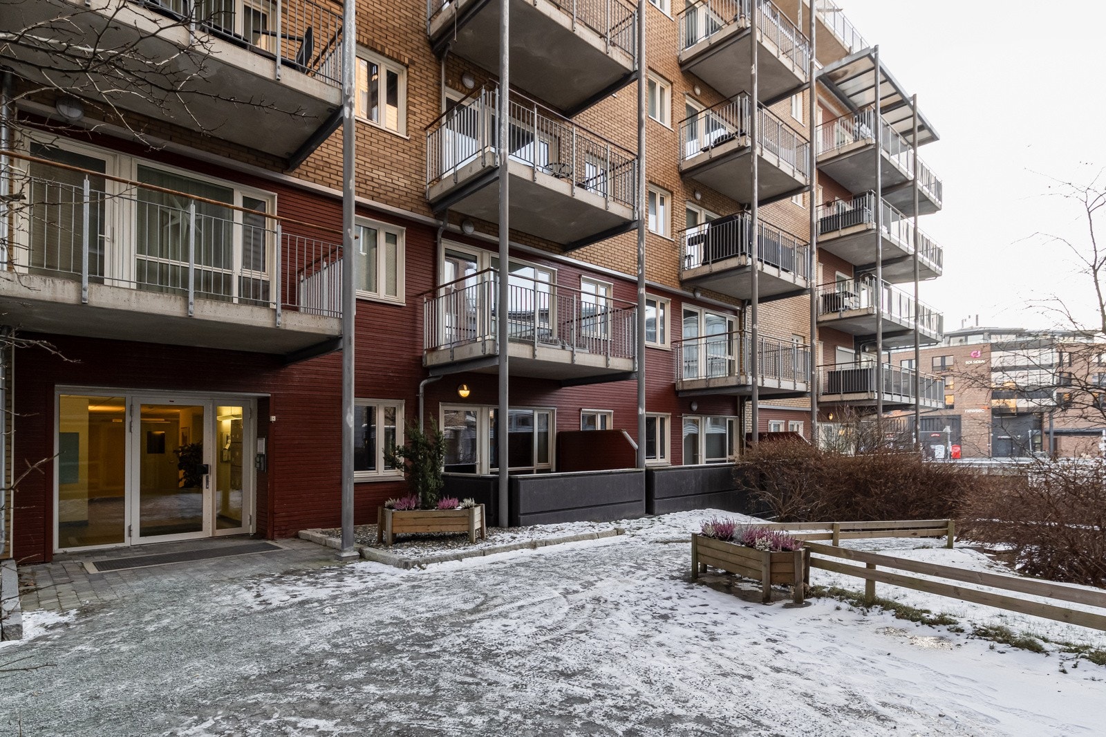 Leiligheten har adkomst via felles inngangsparti med trapperom og heis. Galleribilde