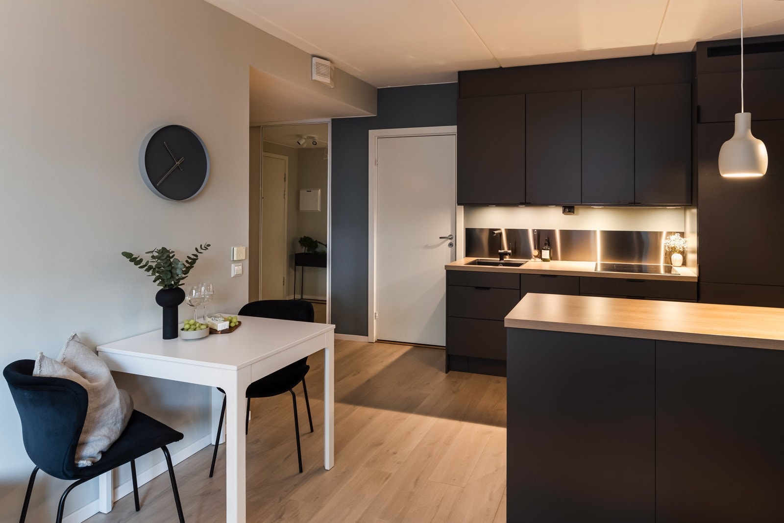 Det er plass til spisebord for 2-4 personer. Galleribilde