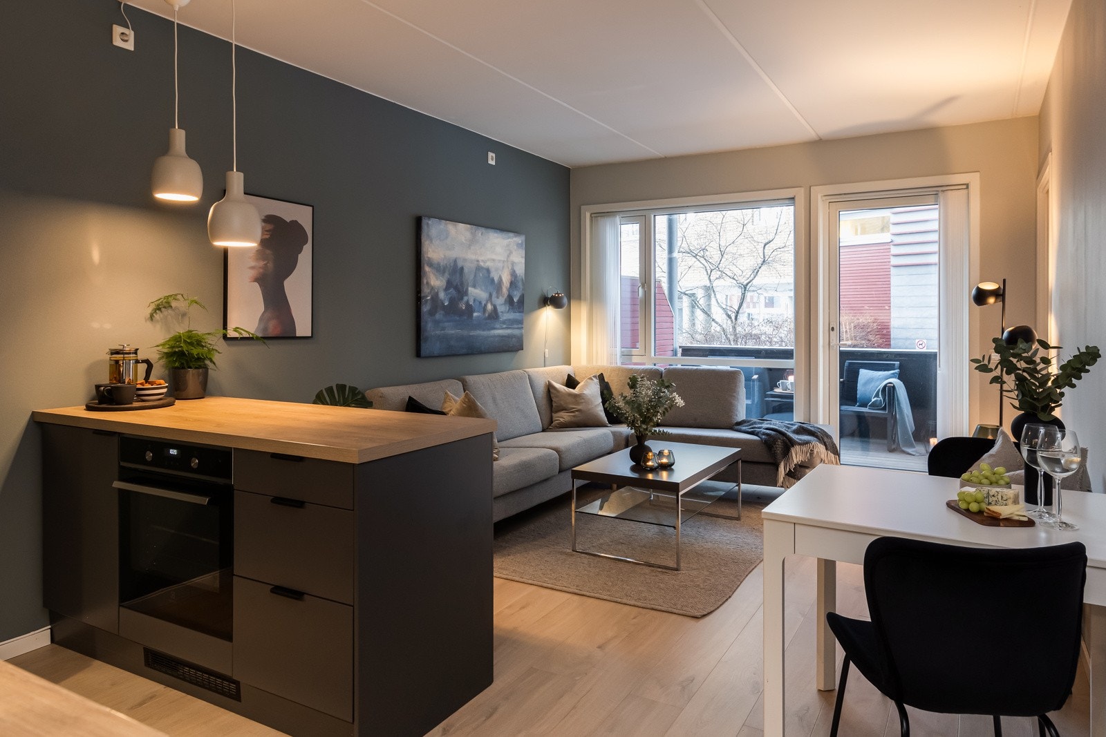 Velkommen til en lekker 2-roms selveier med meget god beliggenhet på Solsiden. Galleribilde
