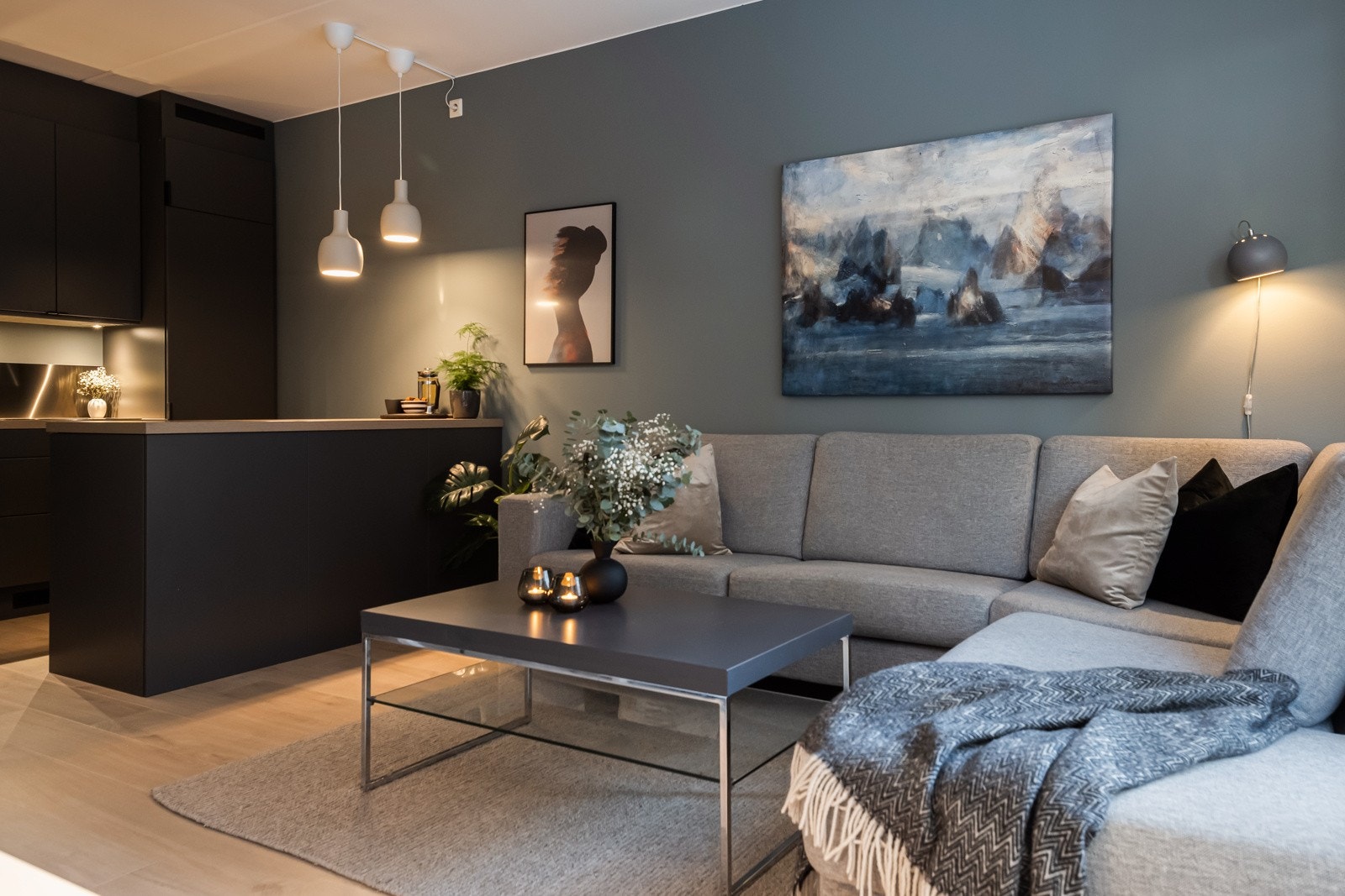 Stue og kjøkken er i åpen løsning. Galleribilde