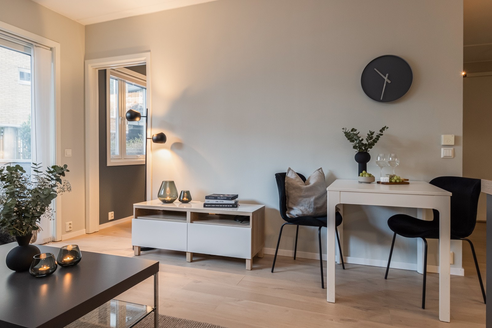 Leiligheten er malt i moderne farger og nytt gulv ble lagt i 2020 (laminat). Galleribilde