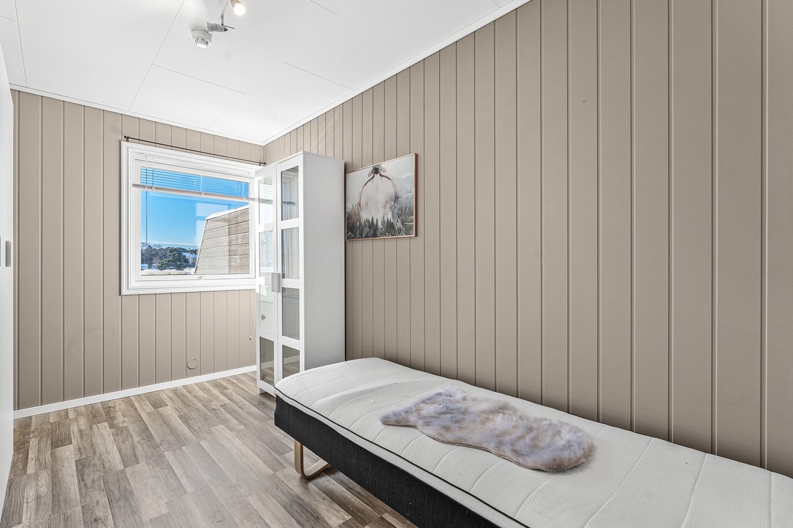 Det er to soverom i leiligheten som ligger fordelt med hhv. et i 3. etasje og et i loftsetasjen. Galleribilde