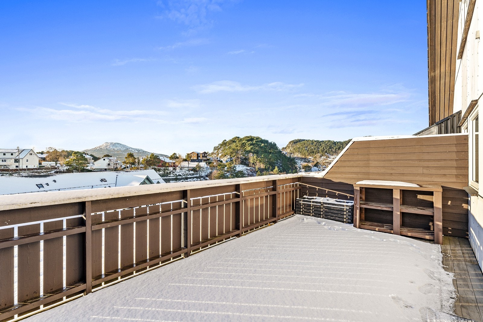 Balkongen er av god størrelse og nyter gode solforhold. Galleribilde