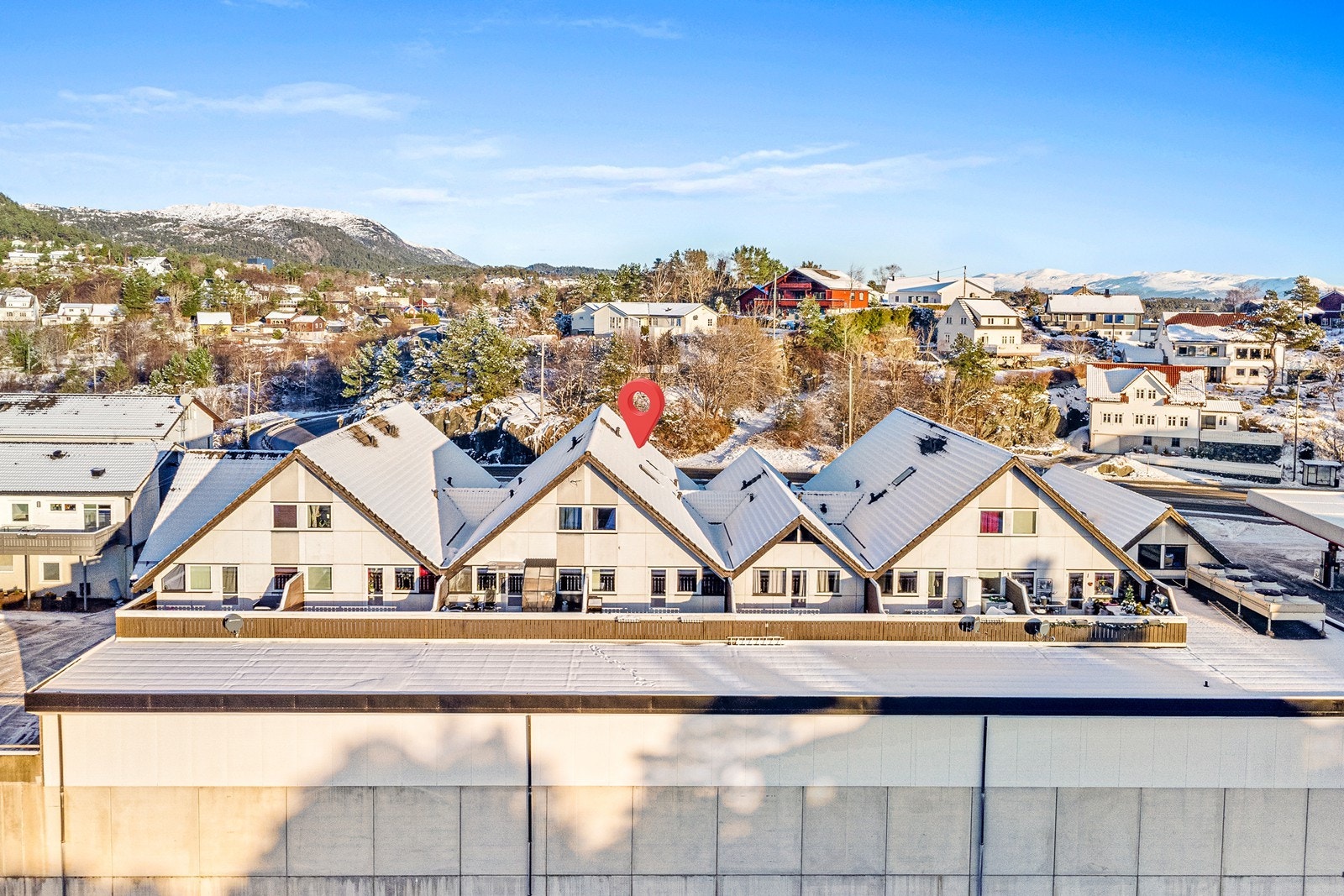 Leiligheten er fint beliggende like utenfor Sagvåg sentrum. Galleribilde